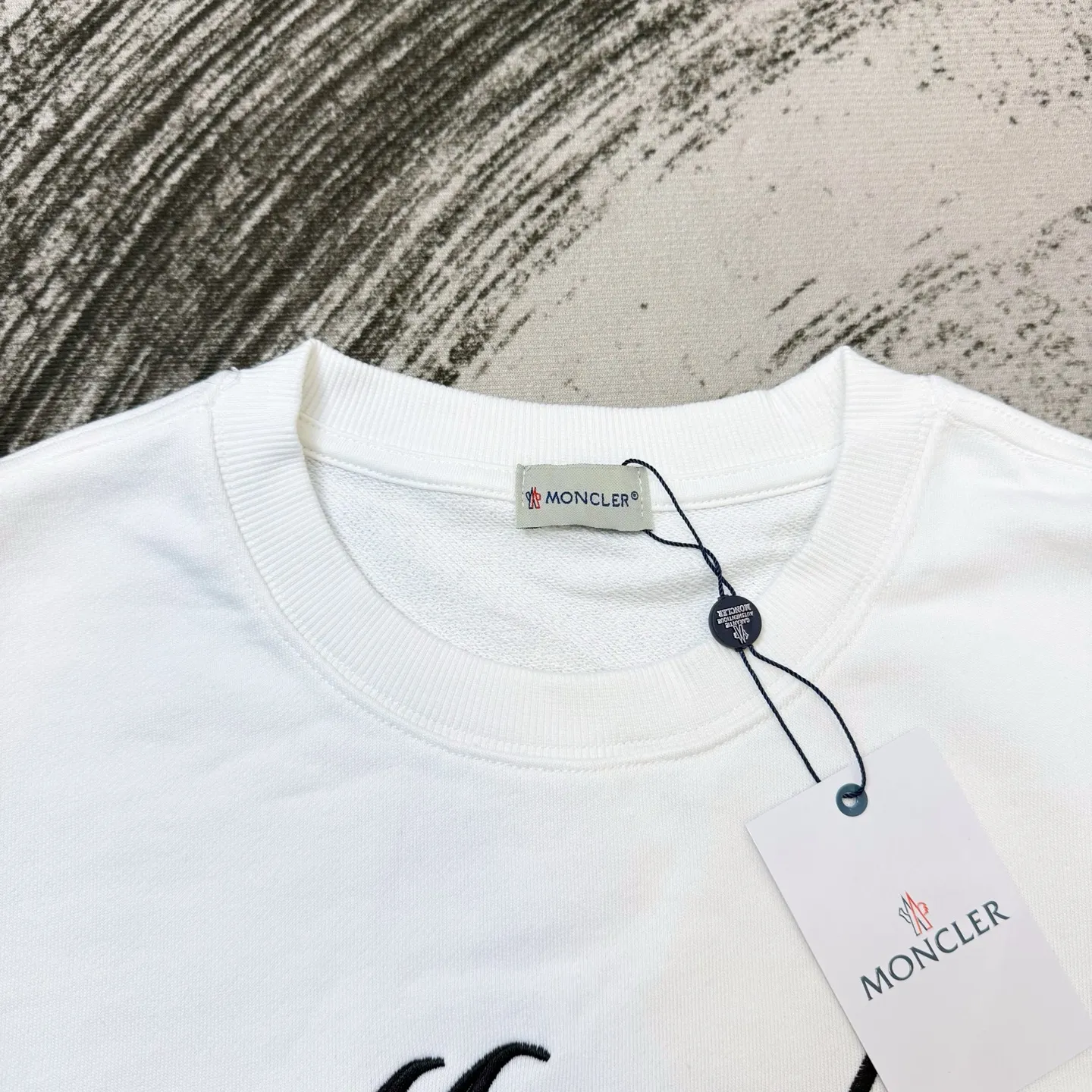 P220 Meng Mouth Signature Letter Embroidery Round Neck Sweatshirt, the same style as the MONCLER counter. It is made of 420g pure cotton double-ply double-yarn terry cotton fabric. It is very textured on the hand. It is three-dimensional and atmospheric. It is easy to wear in autumn and winter. It is simple and elegant. It adopts the os version. The upper body effect is very good. It is suitable for all body types. It is soft and comfortable. The leather label is embroidered with thousands of needles. It is full and stylish. It does not fade or deform. It has complete accessories. The name embroidery on the front sub-label is delicate and perfectly restored. ZP 2:1 Same style for men and women, versatile, no choice, size s m l xl color black white