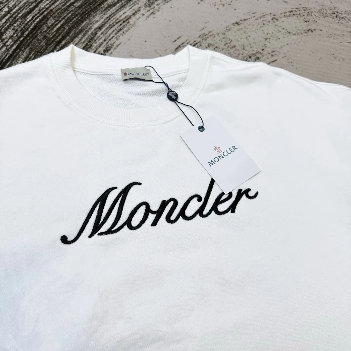 P220 Meng Mouth Signature Letter Embroidery Round Neck Sweatshirt, the same style as the MONCLER counter. It is made of 420g pure cotton double-ply double-yarn terry cotton fabric. It is very textured on the hand. It is three-dimensional and atmospheric. It is easy to wear in autumn and winter. It is simple and elegant. It adopts the os version. The upper body effect is very good. It is suitable for all body types. It is soft and comfortable. The leather label is embroidered with thousands of needles. It is full and stylish. It does not fade or deform. It has complete accessories. The name embroidery on the front sub-label is delicate and perfectly restored. ZP 2:1 Same style for men and women, versatile, no choice, size s m l xl color black white