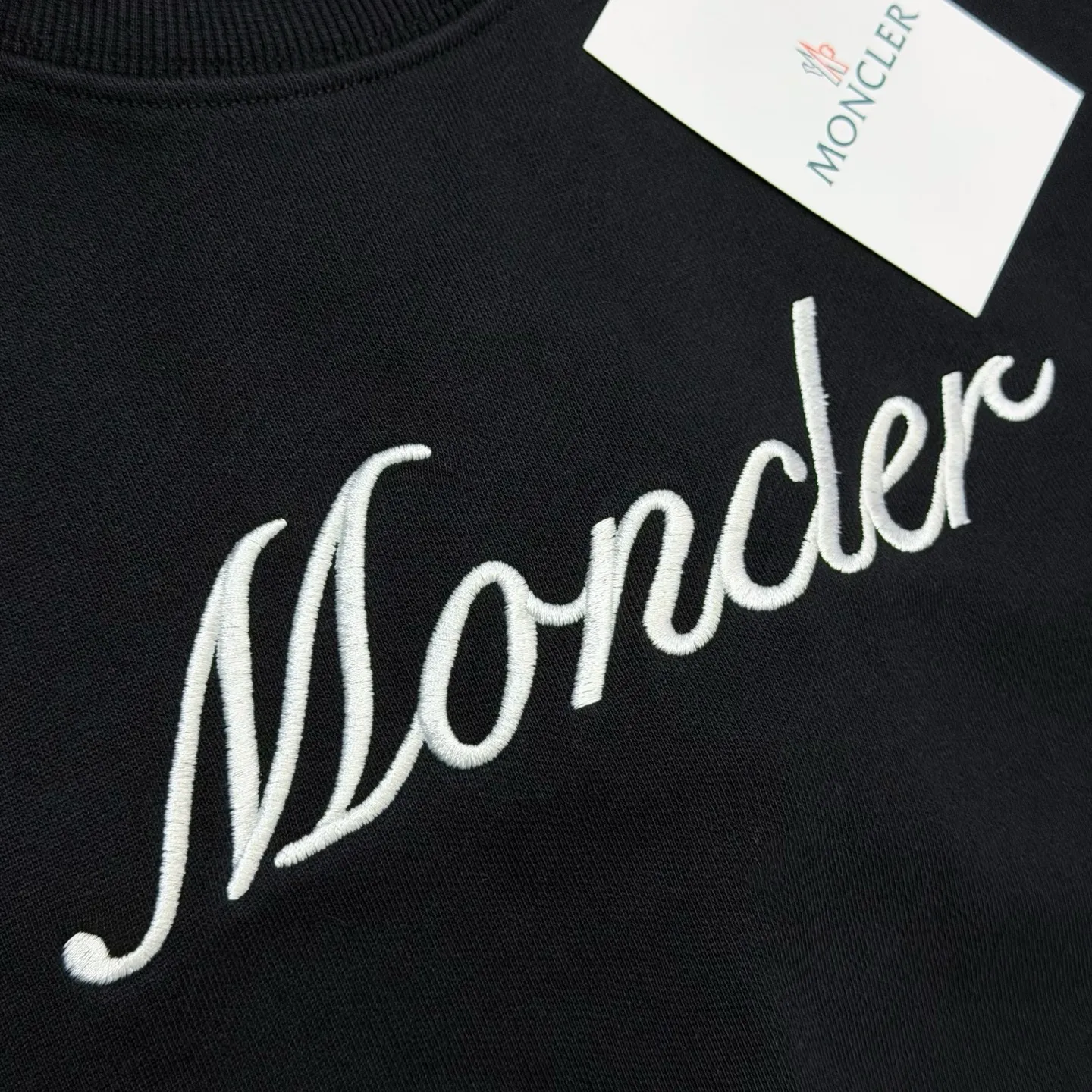 P220 Meng Mouth Signature Letter Embroidery Round Neck Sweatshirt, the same style as the MONCLER counter. It is made of 420g pure cotton double-ply double-yarn terry cotton fabric. It is very textured on the hand. It is three-dimensional and atmospheric. It is easy to wear in autumn and winter. It is simple and elegant. It adopts the os version. The upper body effect is very good. It is suitable for all body types. It is soft and comfortable. The leather label is embroidered with thousands of needles. It is full and stylish. It does not fade or deform. It has complete accessories. The name embroidery on the front sub-label is delicate and perfectly restored. ZP 2:1 Same style for men and women, versatile, no choice, size s m l xl color black white