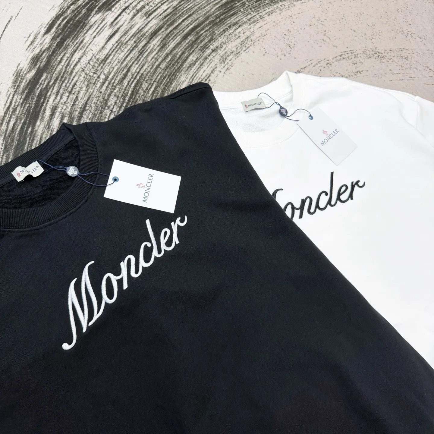 P220 Meng Mouth Signature Letter Embroidery Round Neck Sweatshirt, the same style as the MONCLER counter. It is made of 420g pure cotton double-ply double-yarn terry cotton fabric. It is very textured on the hand. It is three-dimensional and atmospheric. It is easy to wear in autumn and winter. It is simple and elegant. It adopts the os version. The upper body effect is very good. It is suitable for all body types. It is soft and comfortable. The leather label is embroidered with thousands of needles. It is full and stylish. It does not fade or deform. It has complete accessories. The name embroidery on the front sub-label is delicate and perfectly restored. ZP 2:1 Same style for men and women, versatile, no choice, size s m l xl color black white