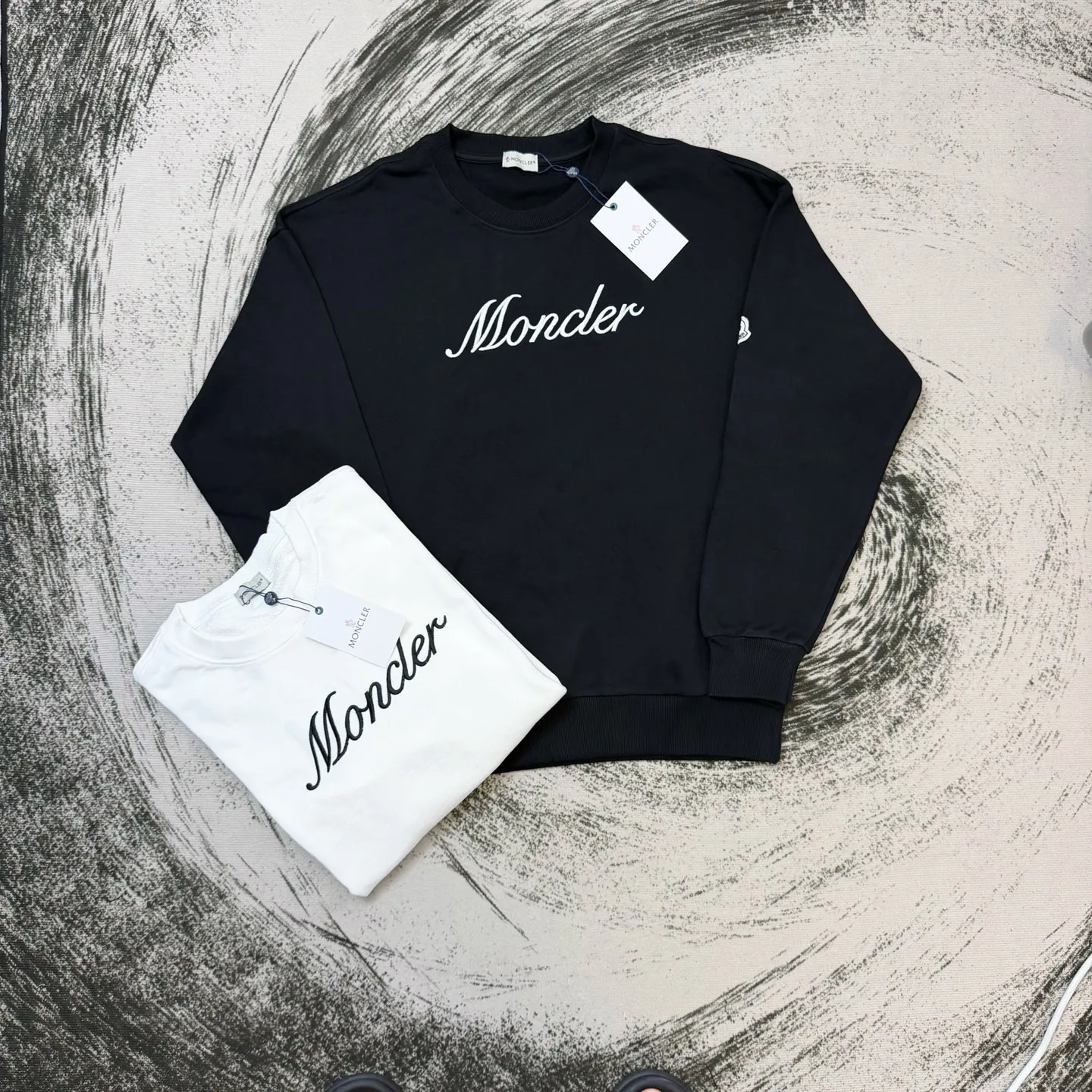 P220 Meng Mouth Signature Letter Embroidery Round Neck Sweatshirt, the same style as the MONCLER counter. It is made of 420g pure cotton double-ply double-yarn terry cotton fabric. It is very textured on the hand. It is three-dimensional and atmospheric. It is easy to wear in autumn and winter. It is simple and elegant. It adopts the os version. The upper body effect is very good. It is suitable for all body types. It is soft and comfortable. The leather label is embroidered with thousands of needles. It is full and stylish. It does not fade or deform. It has complete accessories. The name embroidery on the front sub-label is delicate and perfectly restored. ZP 2:1 Same style for men and women, versatile, no choice, size s m l xl color black white