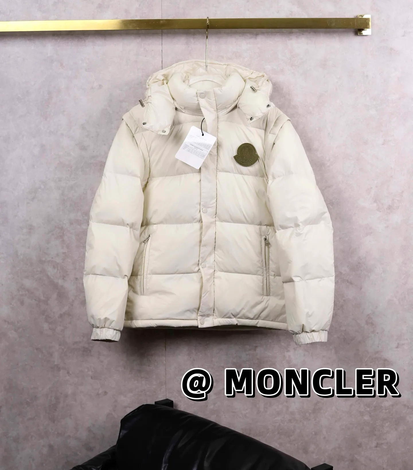 P550 MONCLER/Moncler detachable portable down jacket With the cold wind, a warm and fashionable down jacket has become a must-have choice. The short and medium design makes you feel comfortable whether walking or sitting down without looking bloated. 👌 Waterproof function allows you to stay dry even in windy and snowy days. 🌧️ The high-end white color makes your winter outfit no longer monotonous, and can be easily worn whether it is daily travel or important occasions. 👔 The inner design allows you to enjoy a warm hug in the cold winter. 🧣 The sleeves and hood are detachable and can be worn three times in one, which is both practical and fashionable to meet your different outfit needs. 🎩 This down jacket is not only warm and fashionable, but also a favorite among Northeastern people. Come and get it!