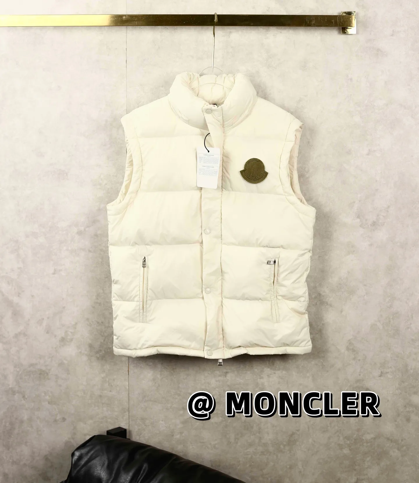 P550 MONCLER/Moncler detachable portable down jacket With the cold wind, a warm and fashionable down jacket has become a must-have choice. The short and medium design makes you feel comfortable whether walking or sitting down without looking bloated. 👌 Waterproof function allows you to stay dry even in windy and snowy days. 🌧️ The high-end white color makes your winter outfit no longer monotonous, and can be easily worn whether it is daily travel or important occasions. 👔 The inner design allows you to enjoy a warm hug in the cold winter. 🧣 The sleeves and hood are detachable and can be worn three times in one, which is both practical and fashionable to meet your different outfit needs. 🎩 This down jacket is not only warm and fashionable, but also a favorite among Northeastern people. Come and get it!