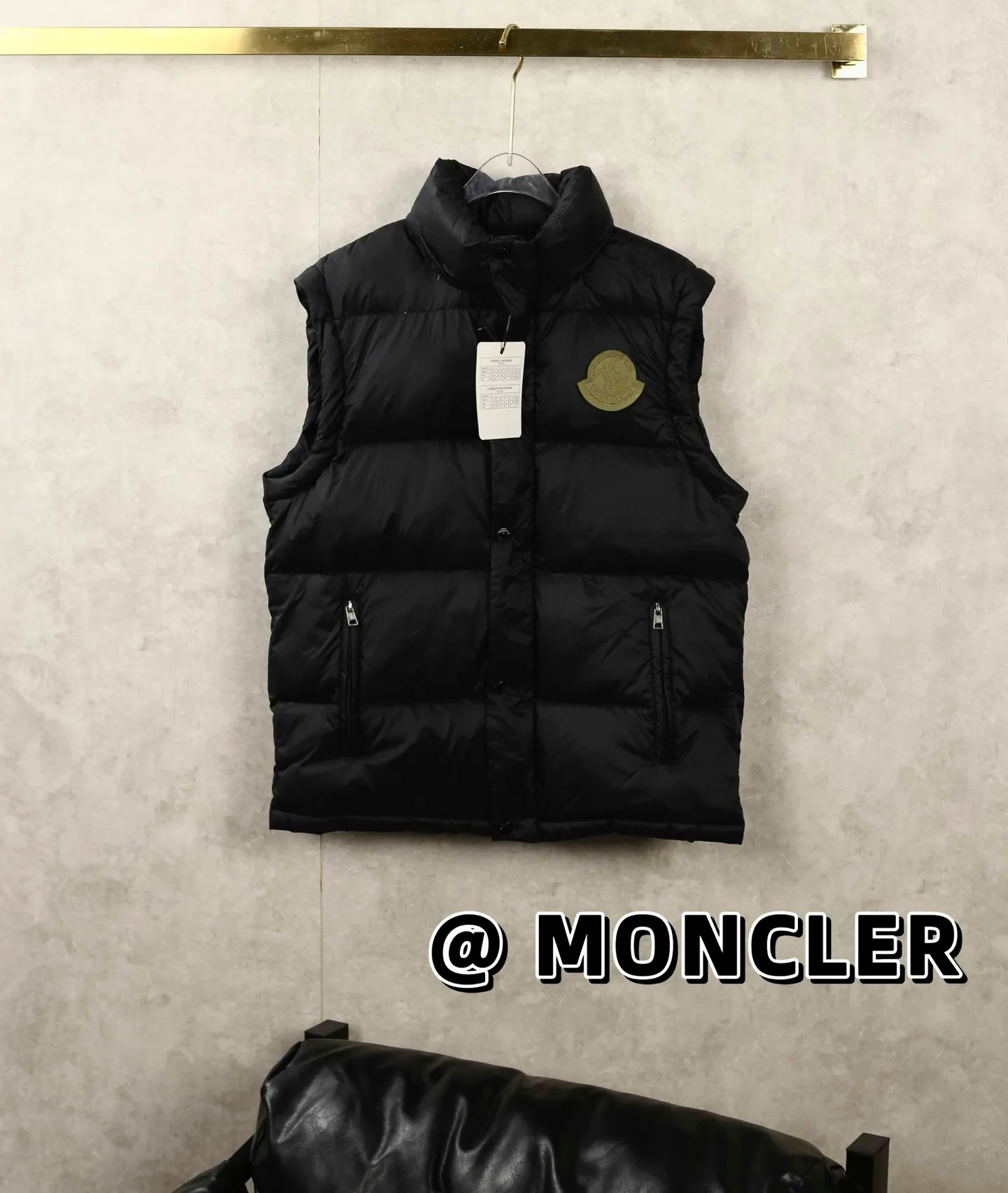 P550 MONCLER/Moncler detachable portable down jacket With the cold wind, a warm and fashionable down jacket has become a must-have choice. The short and medium design makes you feel comfortable whether walking or sitting down without looking bloated. 👌 Waterproof function allows you to stay dry even in windy and snowy days. 🌧️ The high-end white color makes your winter outfit no longer monotonous, and can be easily worn whether it is daily travel or important occasions. 👔 The inner design allows you to enjoy a warm hug in the cold winter. 🧣 The sleeves and hood are detachable and can be worn three times in one, which is both practical and fashionable to meet your different outfit needs. 🎩 This down jacket is not only warm and fashionable, but also a favorite among Northeastern people. Come and get it!