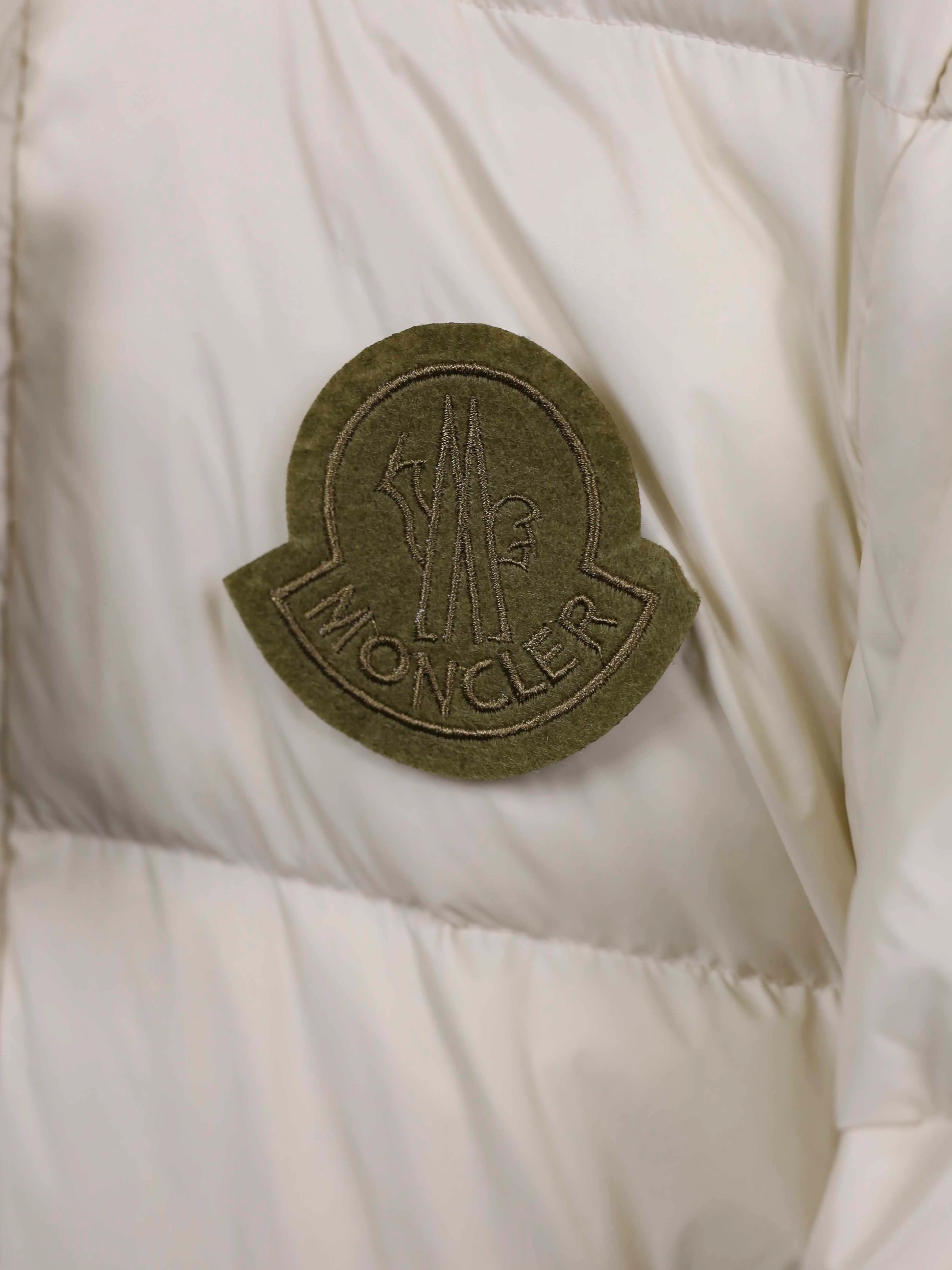 P550 MONCLER/Moncler detachable portable down jacket With the cold wind, a warm and fashionable down jacket has become a must-have choice. The short and medium design makes you feel comfortable whether walking or sitting down without looking bloated. 👌 Waterproof function allows you to stay dry even in windy and snowy days. 🌧️ The high-end white color makes your winter outfit no longer monotonous, and can be easily worn whether it is daily travel or important occasions. 👔 The inner design allows you to enjoy a warm hug in the cold winter. 🧣 The sleeves and hood are detachable and can be worn three times in one, which is both practical and fashionable to meet your different outfit needs. 🎩 This down jacket is not only warm and fashionable, but also a favorite among Northeastern people. Come and get it!