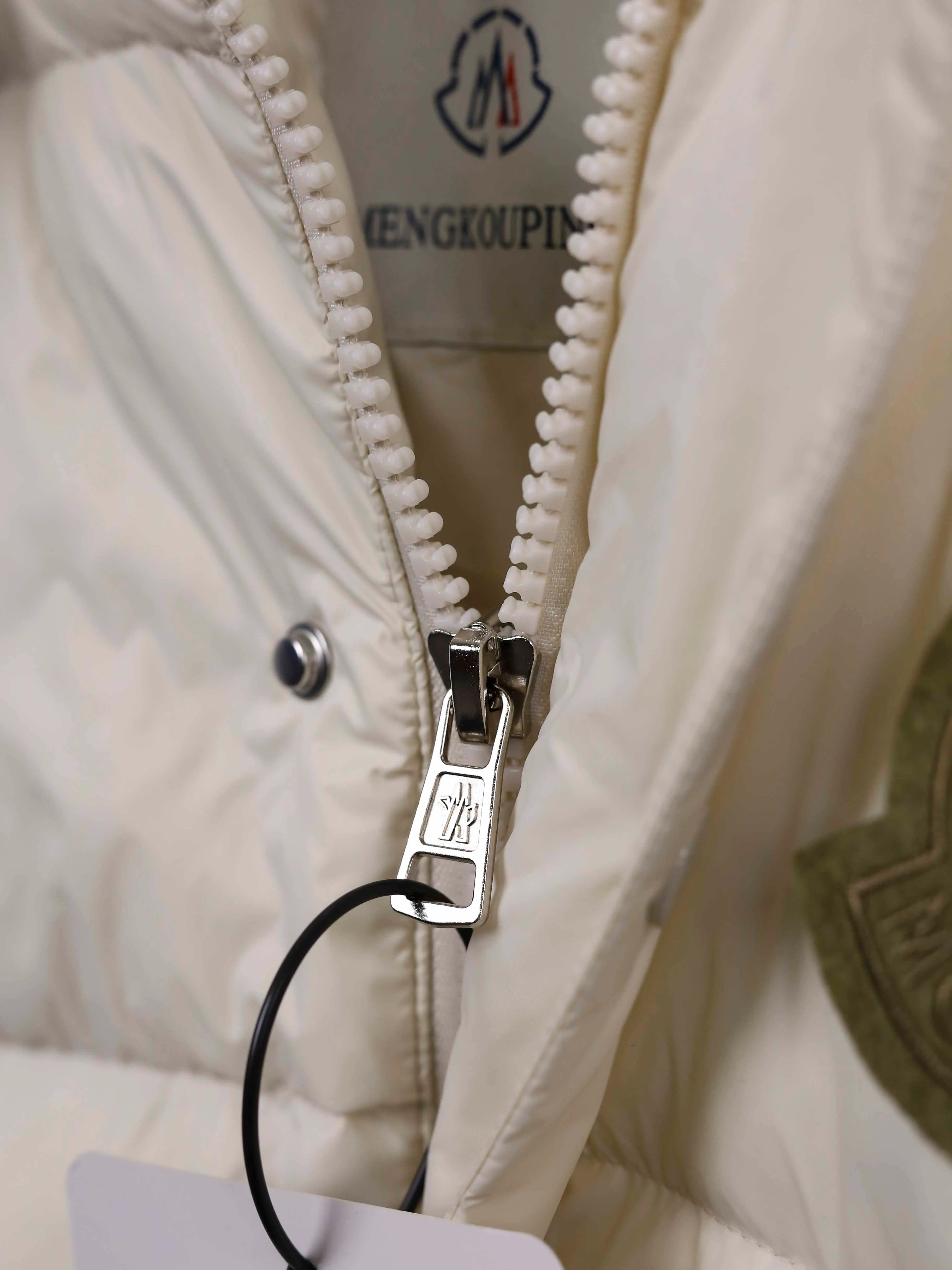 P550 MONCLER/Moncler detachable portable down jacket With the cold wind, a warm and fashionable down jacket has become a must-have choice. The short and medium design makes you feel comfortable whether walking or sitting down without looking bloated. 👌 Waterproof function allows you to stay dry even in windy and snowy days. 🌧️ The high-end white color makes your winter outfit no longer monotonous, and can be easily worn whether it is daily travel or important occasions. 👔 The inner design allows you to enjoy a warm hug in the cold winter. 🧣 The sleeves and hood are detachable and can be worn three times in one, which is both practical and fashionable to meet your different outfit needs. 🎩 This down jacket is not only warm and fashionable, but also a favorite among Northeastern people. Come and get it!