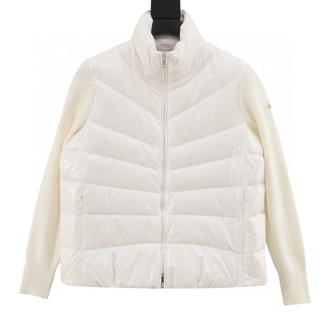 P580 V-shaped knitted Moncler muzzle 24s new irregular splicing knitted stand-collar light down jacket. New autumn and winter down splicing jacket. The down filling is practical and adds splicing popular elements~short version. The solid color series is full of high-end! Comfortable, fashionable and versatile! Style number: A69# Color: black white Size: S M L