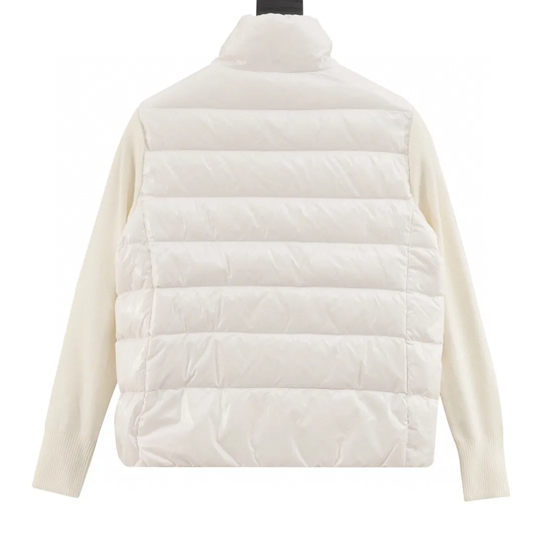 P580 V-shaped knitted Moncler muzzle 24s new irregular splicing knitted stand-collar light down jacket. New autumn and winter down splicing jacket. The down filling is practical and adds splicing popular elements~short version. The solid color series is full of high-end! Comfortable, fashionable and versatile! Style number: A69# Color: black white Size: S M L
