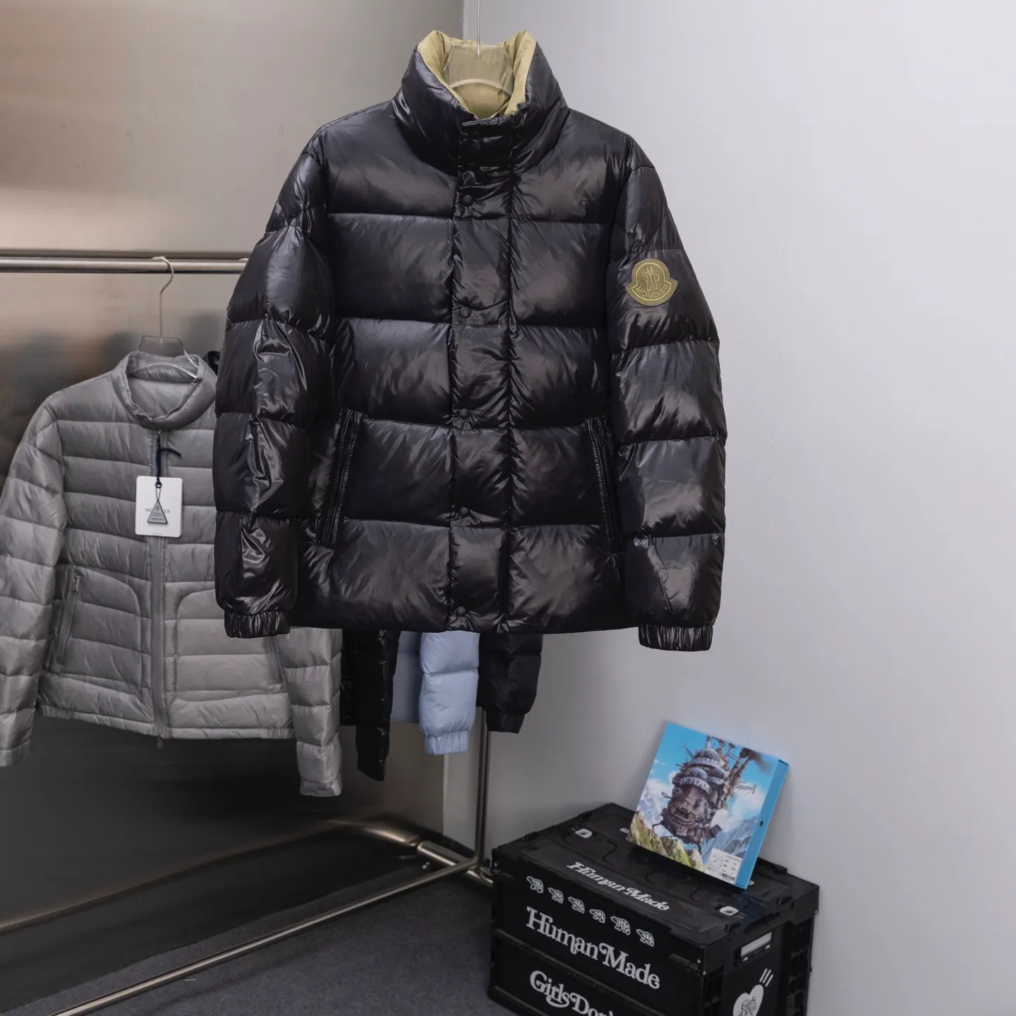 P820 2025 Autumn and Winter New Style🆕MONCLER/Mongolian 1952 Green Fat Man Long Sleeve Down Jacket, Mongolian DERVOX limited color matching, 1952 co-branded men's goose down stand-up collar thickened bun, can be made into couple style, 95% European standard gooseneck velvet filling. Extremely full filling. 700+ fill power. The tag barcode model number corresponds to the official website. The tag has built-in NFC electronic induction anti-counterfeiting) Dervox down is made from lightweight nylon laqué fabric that is comfortable and warm without being bulky. This short style features an internal shoulder strap that can be carried as a carry when the weather heats up, making it ideal for urban or alpine wear. Made in pop tones, it's finished with a bold logo patch. Details Made of lightweight nvlon laqué fabric Sizes: 1/2/3/4/5