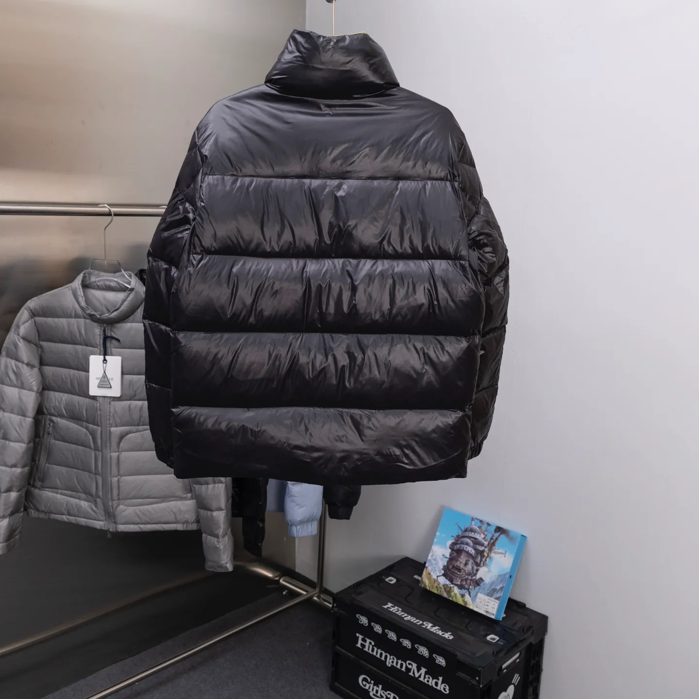 P820 2025 Autumn and Winter New Style🆕MONCLER/Mongolian 1952 Green Fat Man Long Sleeve Down Jacket, Mongolian DERVOX limited color matching, 1952 co-branded men's goose down stand-up collar thickened bun, can be made into couple style, 95% European standard gooseneck velvet filling. Extremely full filling. 700+ fill power. The tag barcode model number corresponds to the official website. The tag has built-in NFC electronic induction anti-counterfeiting) Dervox down is made from lightweight nylon laqué fabric that is comfortable and warm without being bulky. This short style features an internal shoulder strap that can be carried as a carry when the weather heats up, making it ideal for urban or alpine wear. Made in pop tones, it's finished with a bold logo patch. Details Made of lightweight nvlon laqué fabric Sizes: 1/2/3/4/5