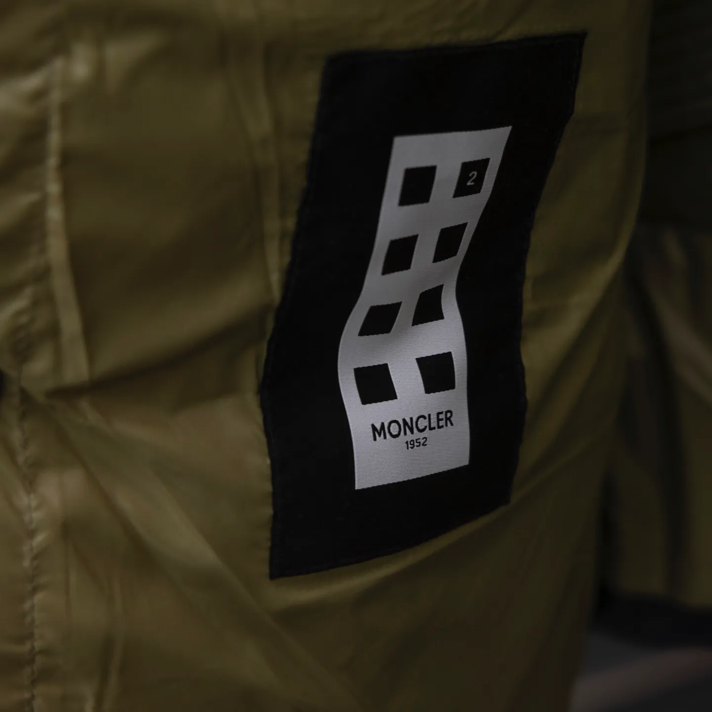 P820 2025 Autumn and Winter New Style🆕MONCLER/Mongolian 1952 Green Fat Man Long Sleeve Down Jacket, Mongolian DERVOX limited color matching, 1952 co-branded men's goose down stand-up collar thickened bun, can be made into couple style, 95% European standard gooseneck velvet filling. Extremely full filling. 700+ fill power. The tag barcode model number corresponds to the official website. The tag has built-in NFC electronic induction anti-counterfeiting) Dervox down is made from lightweight nylon laqué fabric that is comfortable and warm without being bulky. This short style features an internal shoulder strap that can be carried as a carry when the weather heats up, making it ideal for urban or alpine wear. Made in pop tones, it's finished with a bold logo patch. Details Made of lightweight nvlon laqué fabric Sizes: 1/2/3/4/5