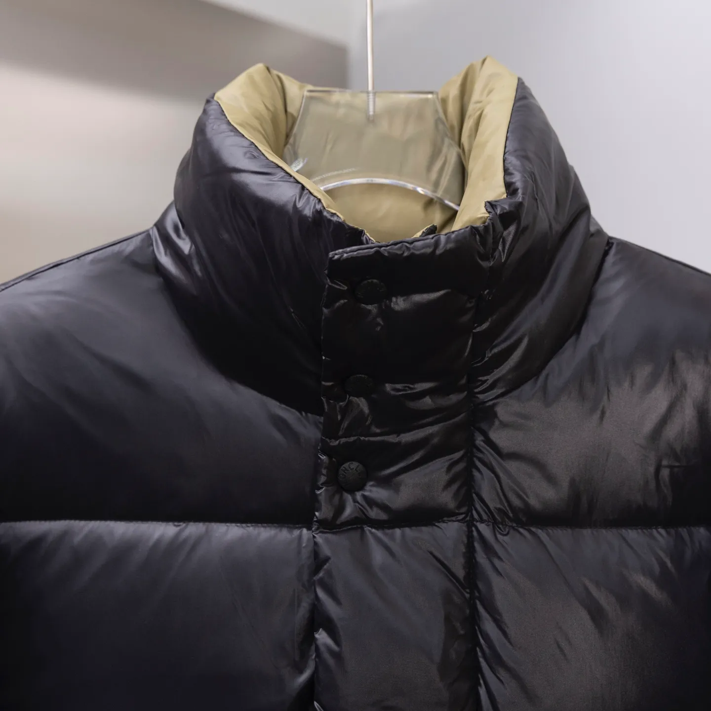 P820 2025 Autumn and Winter New Style🆕MONCLER/Mongolian 1952 Green Fat Man Long Sleeve Down Jacket, Mongolian DERVOX limited color matching, 1952 co-branded men's goose down stand-up collar thickened bun, can be made into couple style, 95% European standard gooseneck velvet filling. Extremely full filling. 700+ fill power. The tag barcode model number corresponds to the official website. The tag has built-in NFC electronic induction anti-counterfeiting) Dervox down is made from lightweight nylon laqué fabric that is comfortable and warm without being bulky. This short style features an internal shoulder strap that can be carried as a carry when the weather heats up, making it ideal for urban or alpine wear. Made in pop tones, it's finished with a bold logo patch. Details Made of lightweight nvlon laqué fabric Sizes: 1/2/3/4/5