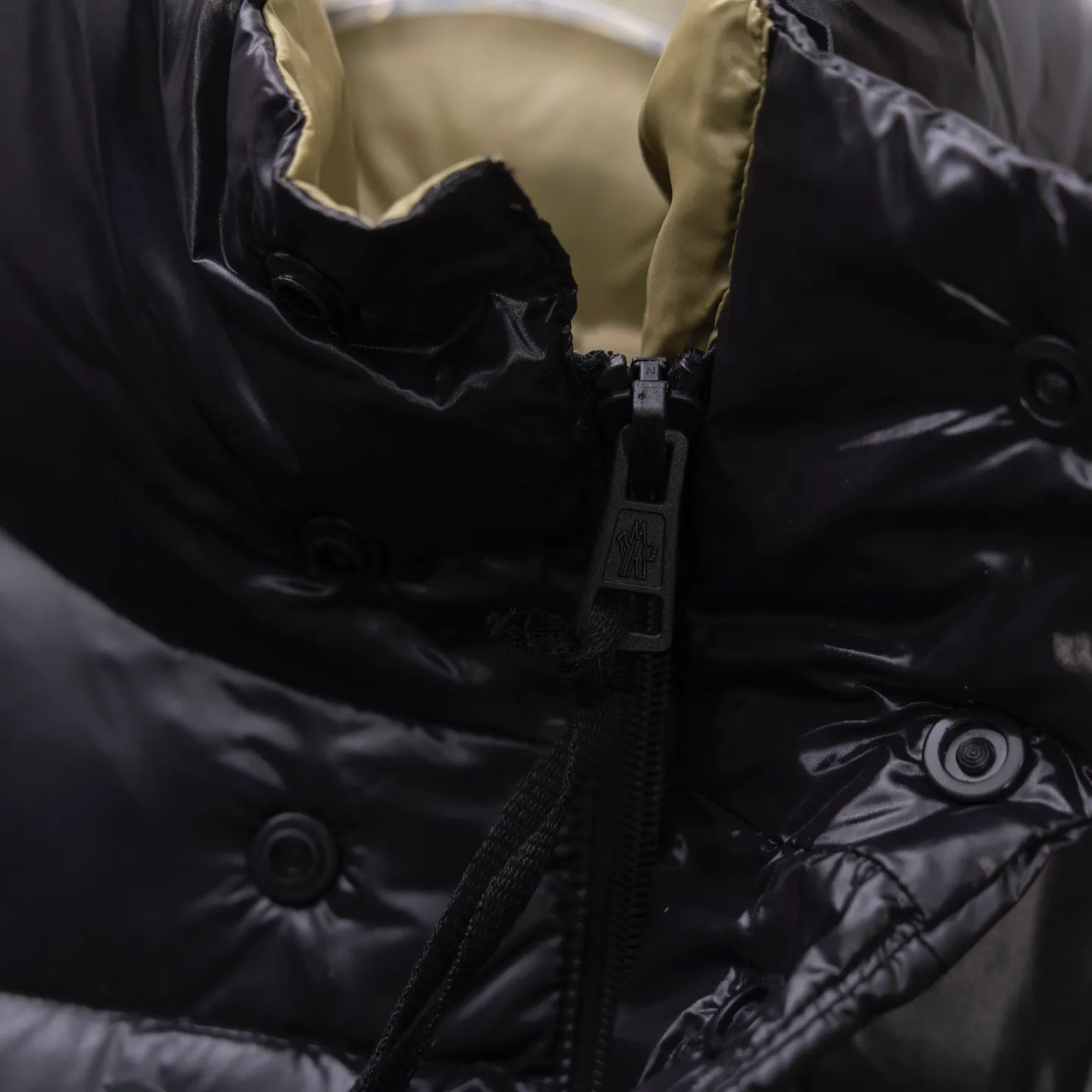 P820 2025 Autumn and Winter New Style🆕MONCLER/Mongolian 1952 Green Fat Man Long Sleeve Down Jacket, Mongolian DERVOX limited color matching, 1952 co-branded men's goose down stand-up collar thickened bun, can be made into couple style, 95% European standard gooseneck velvet filling. Extremely full filling. 700+ fill power. The tag barcode model number corresponds to the official website. The tag has built-in NFC electronic induction anti-counterfeiting) Dervox down is made from lightweight nylon laqué fabric that is comfortable and warm without being bulky. This short style features an internal shoulder strap that can be carried as a carry when the weather heats up, making it ideal for urban or alpine wear. Made in pop tones, it's finished with a bold logo patch. Details Made of lightweight nvlon laqué fabric Sizes: 1/2/3/4/5