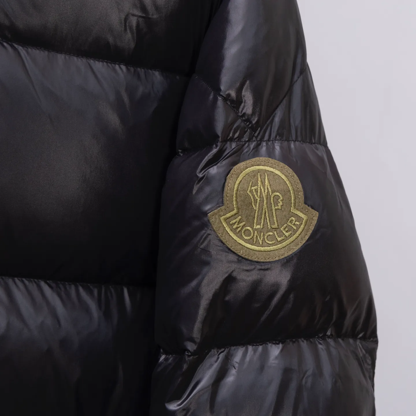 P820 2025 Autumn and Winter New Style🆕MONCLER/Mongolian 1952 Green Fat Man Long Sleeve Down Jacket, Mongolian DERVOX limited color matching, 1952 co-branded men's goose down stand-up collar thickened bun, can be made into couple style, 95% European standard gooseneck velvet filling. Extremely full filling. 700+ fill power. The tag barcode model number corresponds to the official website. The tag has built-in NFC electronic induction anti-counterfeiting) Dervox down is made from lightweight nylon laqué fabric that is comfortable and warm without being bulky. This short style features an internal shoulder strap that can be carried as a carry when the weather heats up, making it ideal for urban or alpine wear. Made in pop tones, it's finished with a bold logo patch. Details Made of lightweight nvlon laqué fabric Sizes: 1/2/3/4/5