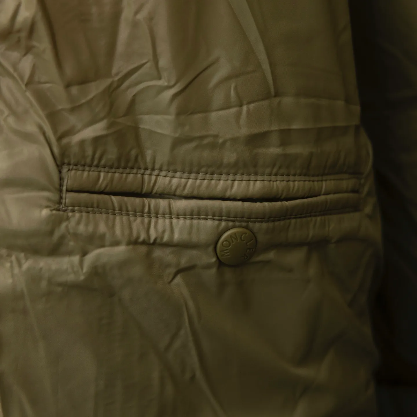 P820 2025 Autumn and Winter New Style🆕MONCLER/Mongolian 1952 Green Fat Man Long Sleeve Down Jacket, Mongolian DERVOX limited color matching, 1952 co-branded men's goose down stand-up collar thickened bun, can be made into couple style, 95% European standard gooseneck velvet filling. Extremely full filling. 700+ fill power. The tag barcode model number corresponds to the official website. The tag has built-in NFC electronic induction anti-counterfeiting) Dervox down is made from lightweight nylon laqué fabric that is comfortable and warm without being bulky. This short style features an internal shoulder strap that can be carried as a carry when the weather heats up, making it ideal for urban or alpine wear. Made in pop tones, it's finished with a bold logo patch. Details Made of lightweight nvlon laqué fabric Sizes: 1/2/3/4/5