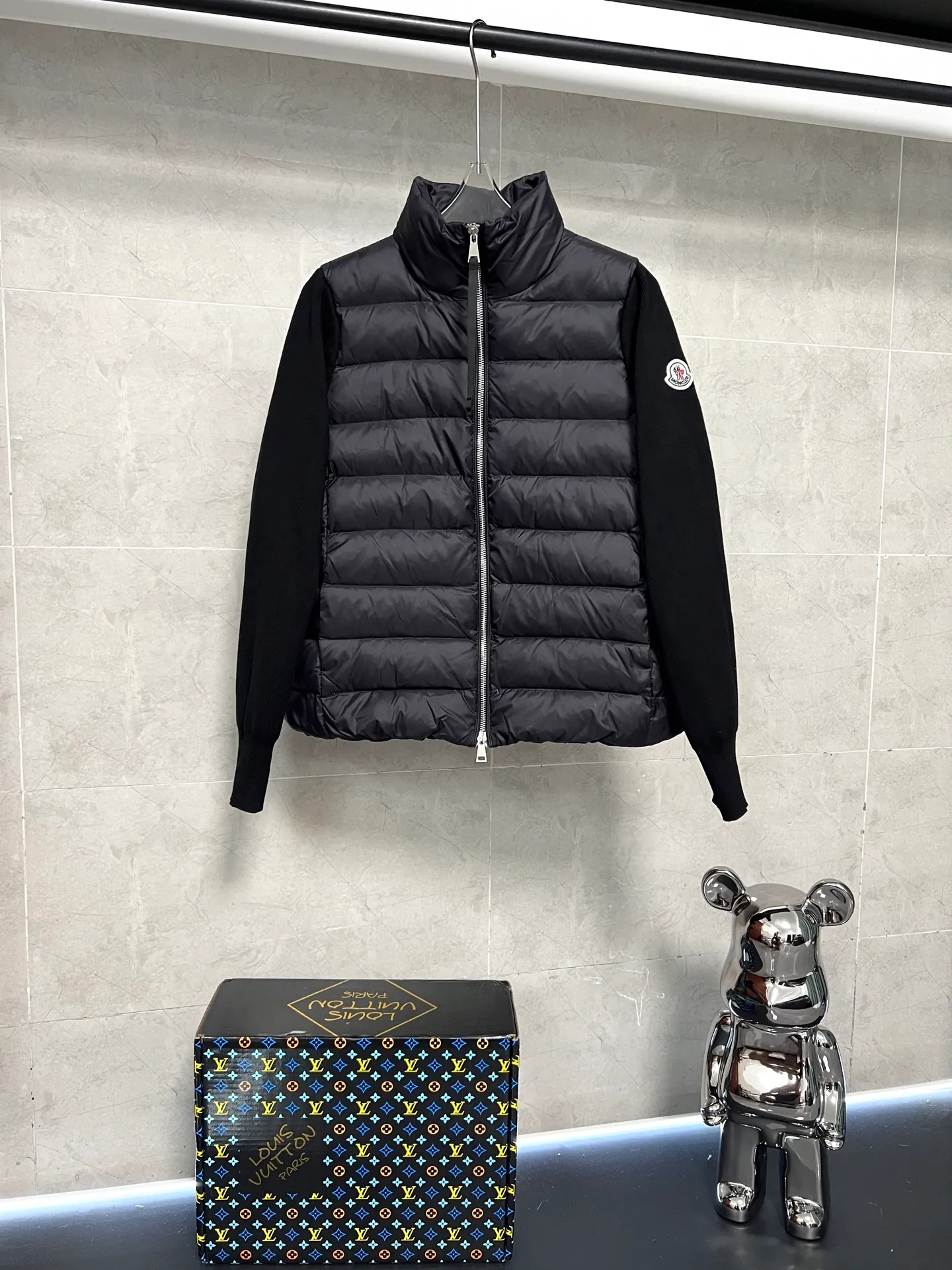 P620 Moncler Mouth Women's Knitted Splicing Stand Collar Thin Down Jacket A great inner wear item for winter!!! Several styles of sweaters and down are released at this time of year. In fact, sweaters and down are always in the basic style. They can be worn alone or layered to create a more layered look!!! The front is made of down, and the back and both sleeves are made of wool blended fabrics. The soft and delicate knitted feel is not irritating at all! This quality It feels great, the velvet is large, fine and stemless, and full of fluffiness! It has enough filling, and its thermal insulation performance is not to mention!!! It is windproof and warm, eliminating any possibility of velvet running. It feels silky and smooth, and the stiffness is also very good. This is the time to prepare a thin and light model! It will not look bloated at all, not to mention it is an evergreen model with a spliced design!!! Color: Black White Size: S M L