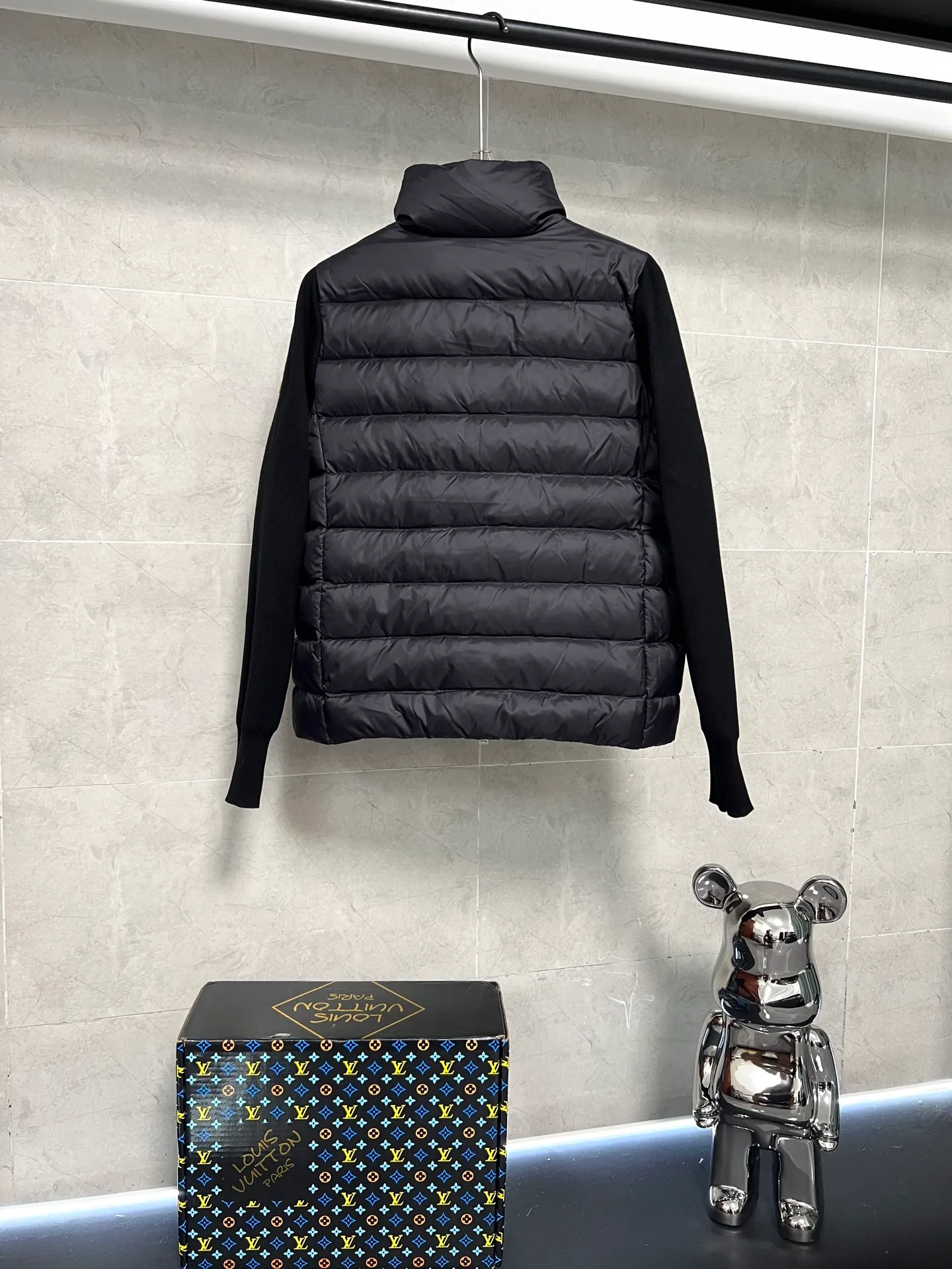 P620 Moncler Mouth Women's Knitted Splicing Stand Collar Thin Down Jacket A great inner wear item for winter!!! Several styles of sweaters and down are released at this time of year. In fact, sweaters and down are always in the basic style. They can be worn alone or layered to create a more layered look!!! The front is made of down, and the back and both sleeves are made of wool blended fabrics. The soft and delicate knitted feel is not irritating at all! This quality It feels great, the velvet is large, fine and stemless, and full of fluffiness! It has enough filling, and its thermal insulation performance is not to mention!!! It is windproof and warm, eliminating any possibility of velvet running. It feels silky and smooth, and the stiffness is also very good. This is the time to prepare a thin and light model! It will not look bloated at all, not to mention it is an evergreen model with a spliced design!!! Color: Black White Size: S M L