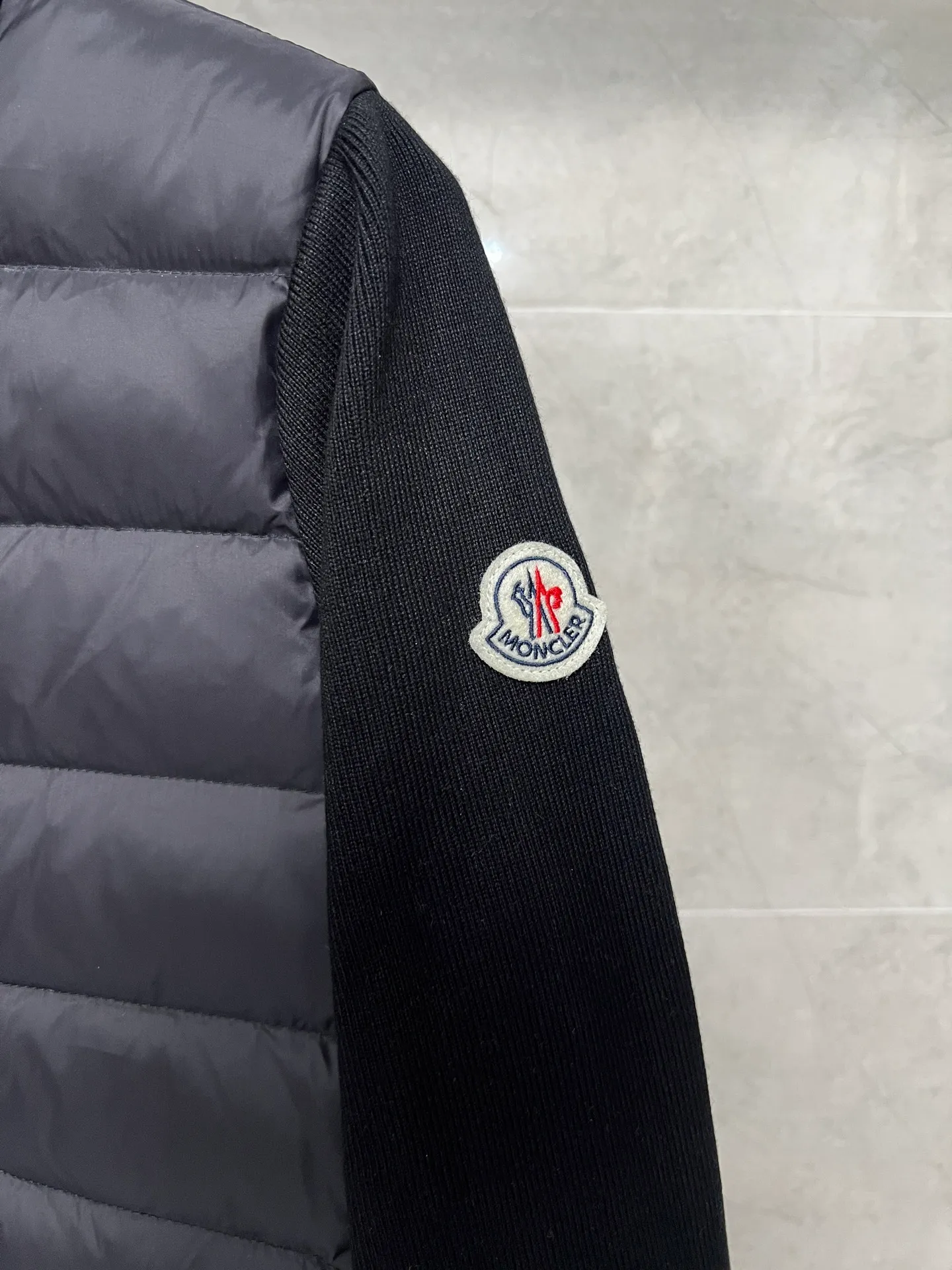 P620 Moncler Mouth Women's Knitted Splicing Stand Collar Thin Down Jacket A great inner wear item for winter!!! Several styles of sweaters and down are released at this time of year. In fact, sweaters and down are always in the basic style. They can be worn alone or layered to create a more layered look!!! The front is made of down, and the back and both sleeves are made of wool blended fabrics. The soft and delicate knitted feel is not irritating at all! This quality It feels great, the velvet is large, fine and stemless, and full of fluffiness! It has enough filling, and its thermal insulation performance is not to mention!!! It is windproof and warm, eliminating any possibility of velvet running. It feels silky and smooth, and the stiffness is also very good. This is the time to prepare a thin and light model! It will not look bloated at all, not to mention it is an evergreen model with a spliced design!!! Color: Black White Size: S M L