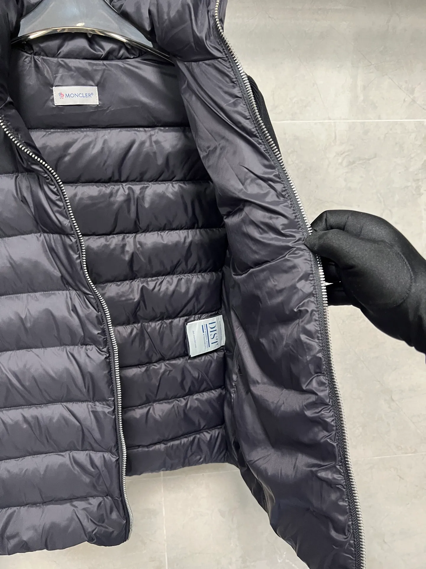P620 Moncler Mouth Women's Knitted Splicing Stand Collar Thin Down Jacket A great inner wear item for winter!!! Several styles of sweaters and down are released at this time of year. In fact, sweaters and down are always in the basic style. They can be worn alone or layered to create a more layered look!!! The front is made of down, and the back and both sleeves are made of wool blended fabrics. The soft and delicate knitted feel is not irritating at all! This quality It feels great, the velvet is large, fine and stemless, and full of fluffiness! It has enough filling, and its thermal insulation performance is not to mention!!! It is windproof and warm, eliminating any possibility of velvet running. It feels silky and smooth, and the stiffness is also very good. This is the time to prepare a thin and light model! It will not look bloated at all, not to mention it is an evergreen model with a spliced design!!! Color: Black White Size: S M L