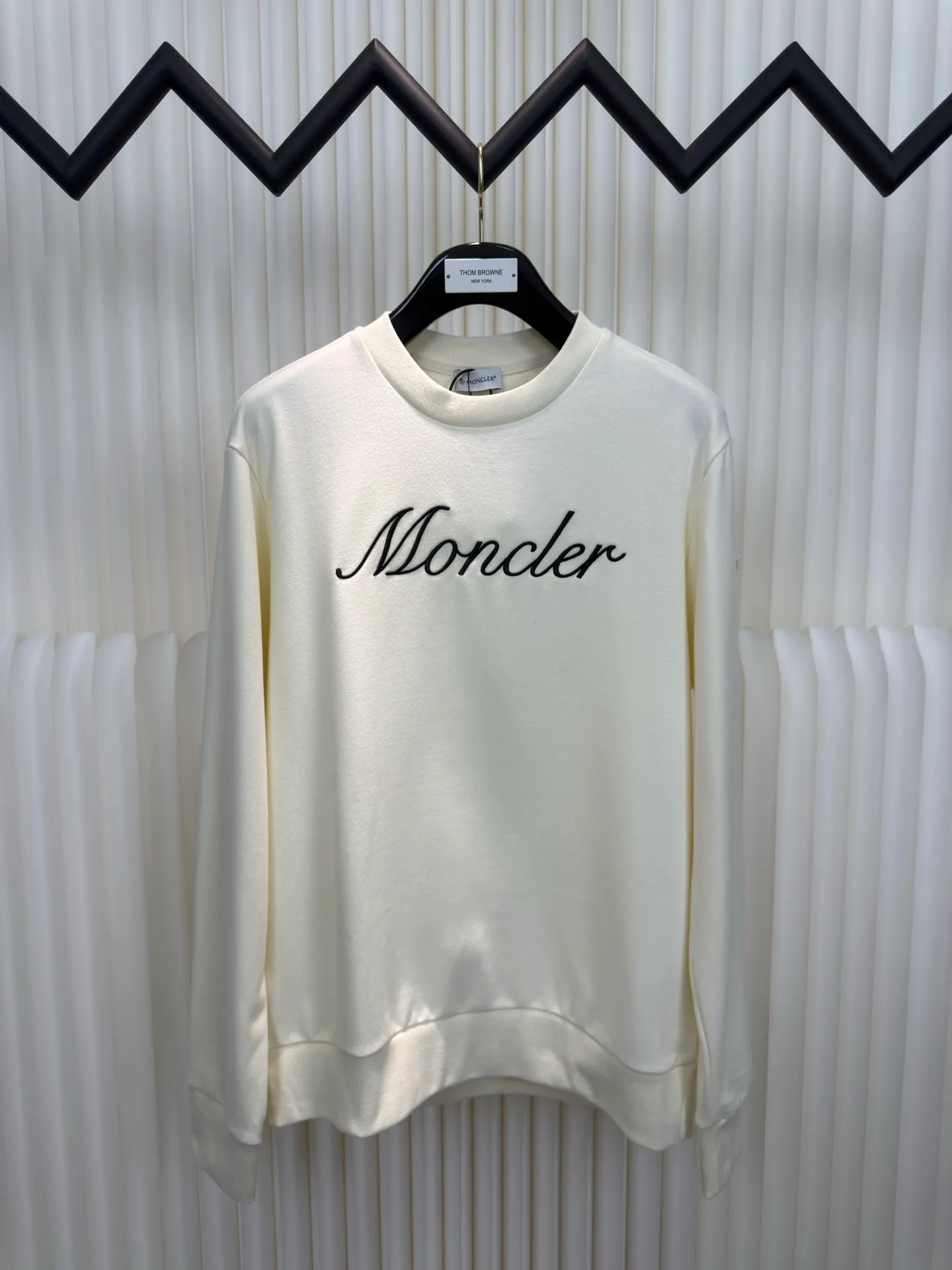 P370 Mouthless MONCLER Mouthless Embroidered Armband Sweatshirt is made of 380g brushed sweatshirt terry, and the fabric is brushed to make the surface feel softer and smoother. The thread is matched with 1*1 double yarn thread.  The embroidery uses 3D multi-dimensional embroidery, embellished with connected brand embroidered letters. The armband is made of sheepskin composite embroidery technology.  Made from soft cotton fleece, this sweatshirt is suitable for all seasons. Round neck design, embellished with logo embroidery, inspired by college baseball uniforms. Made of cotton fleece Crew neck Logo embossed and embroidered Sizes S M L XL