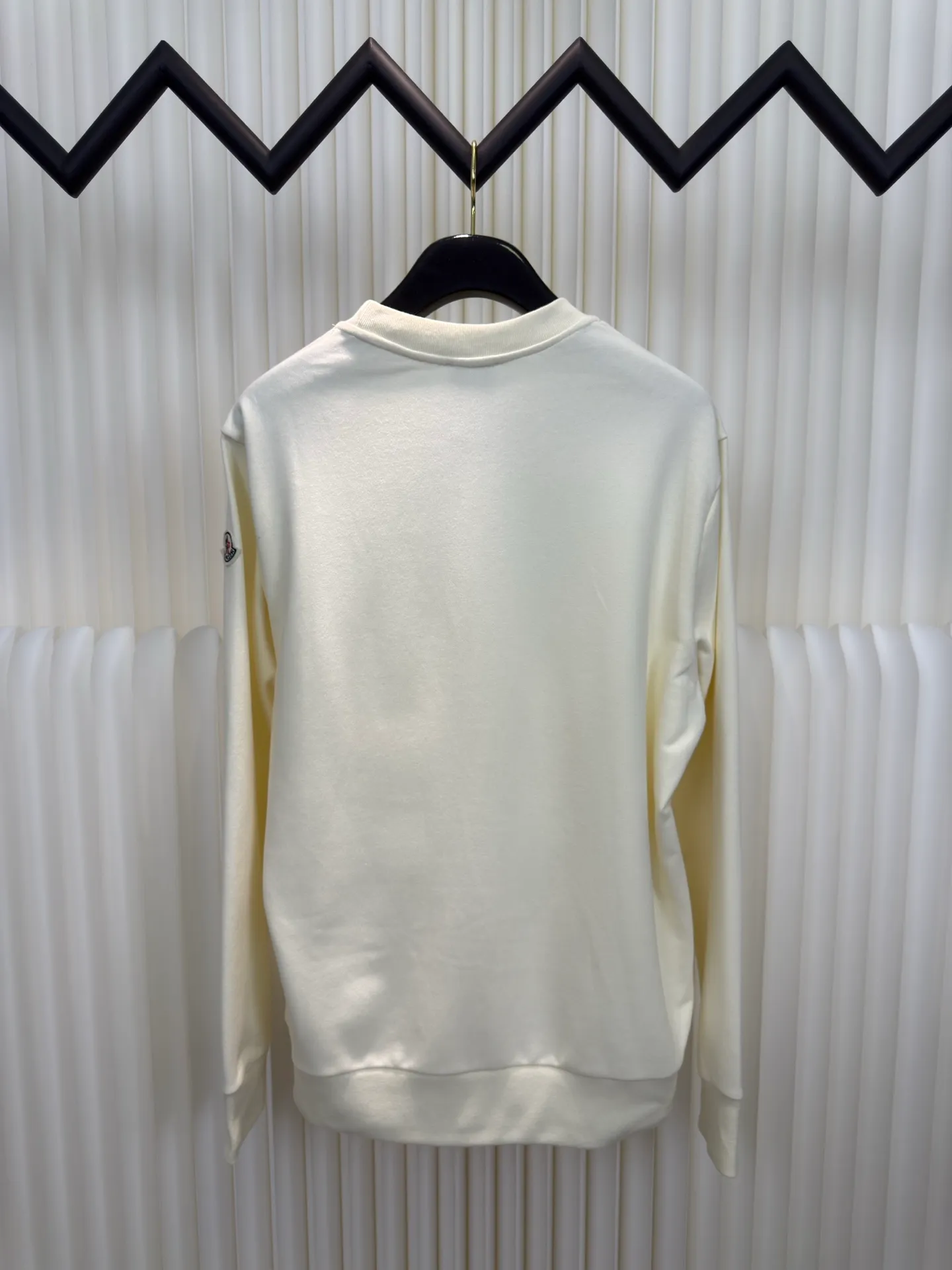 P370 Mouthless MONCLER Mouthless Embroidered Armband Sweatshirt is made of 380g brushed sweatshirt terry, and the fabric is brushed to make the surface feel softer and smoother. The thread is matched with 1*1 double yarn thread.  The embroidery uses 3D multi-dimensional embroidery, embellished with connected brand embroidered letters. The armband is made of sheepskin composite embroidery technology.  Made from soft cotton fleece, this sweatshirt is suitable for all seasons. Round neck design, embellished with logo embroidery, inspired by college baseball uniforms. Made of cotton fleece Crew neck Logo embossed and embroidered Sizes S M L XL