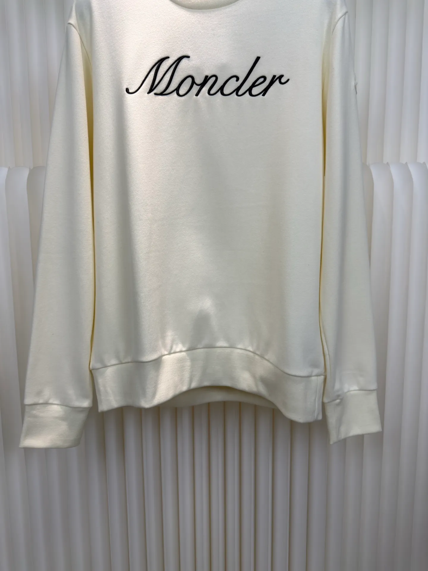 P370 Mouthless MONCLER Mouthless Embroidered Armband Sweatshirt is made of 380g brushed sweatshirt terry, and the fabric is brushed to make the surface feel softer and smoother. The thread is matched with 1*1 double yarn thread.  The embroidery uses 3D multi-dimensional embroidery, embellished with connected brand embroidered letters. The armband is made of sheepskin composite embroidery technology.  Made from soft cotton fleece, this sweatshirt is suitable for all seasons. Round neck design, embellished with logo embroidery, inspired by college baseball uniforms. Made of cotton fleece Crew neck Logo embossed and embroidered Sizes S M L XL