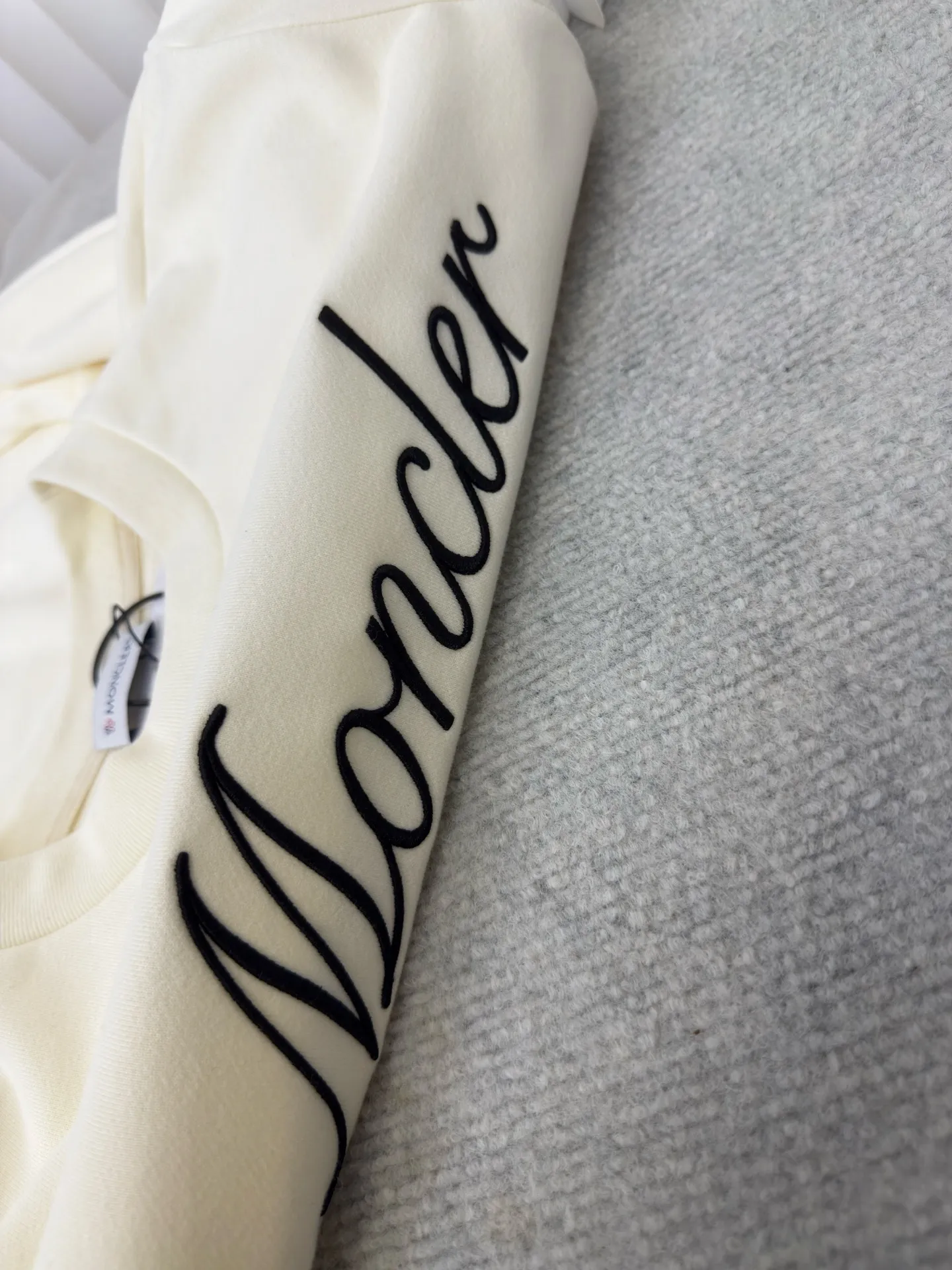 P370 Mouthless MONCLER Mouthless Embroidered Armband Sweatshirt is made of 380g brushed sweatshirt terry, and the fabric is brushed to make the surface feel softer and smoother. The thread is matched with 1*1 double yarn thread.  The embroidery uses 3D multi-dimensional embroidery, embellished with connected brand embroidered letters. The armband is made of sheepskin composite embroidery technology.  Made from soft cotton fleece, this sweatshirt is suitable for all seasons. Round neck design, embellished with logo embroidery, inspired by college baseball uniforms. Made of cotton fleece Crew neck Logo embossed and embroidered Sizes S M L XL