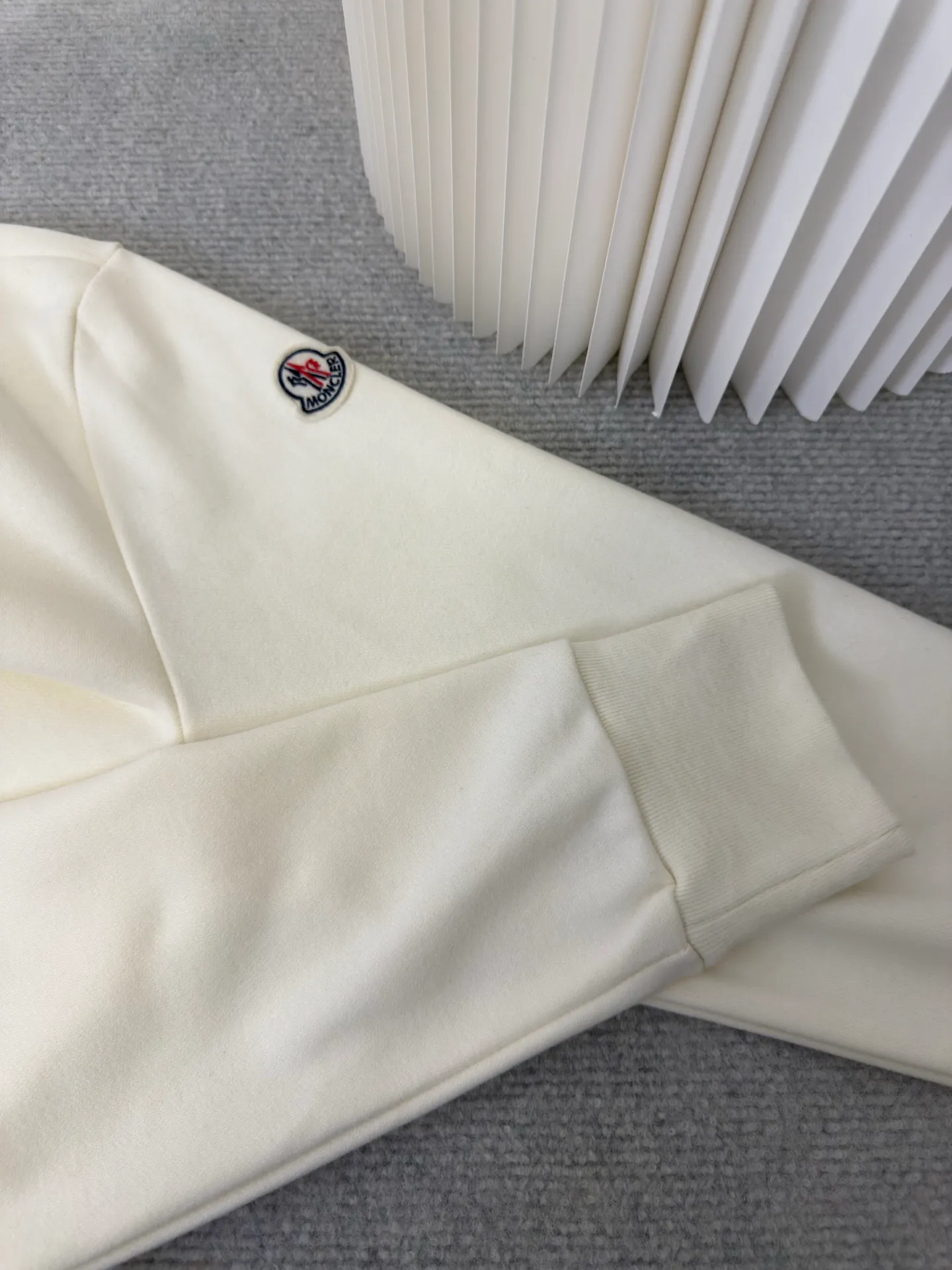 P370 Mouthless MONCLER Mouthless Embroidered Armband Sweatshirt is made of 380g brushed sweatshirt terry, and the fabric is brushed to make the surface feel softer and smoother. The thread is matched with 1*1 double yarn thread.  The embroidery uses 3D multi-dimensional embroidery, embellished with connected brand embroidered letters. The armband is made of sheepskin composite embroidery technology.  Made from soft cotton fleece, this sweatshirt is suitable for all seasons. Round neck design, embellished with logo embroidery, inspired by college baseball uniforms. Made of cotton fleece Crew neck Logo embossed and embroidered Sizes S M L XL