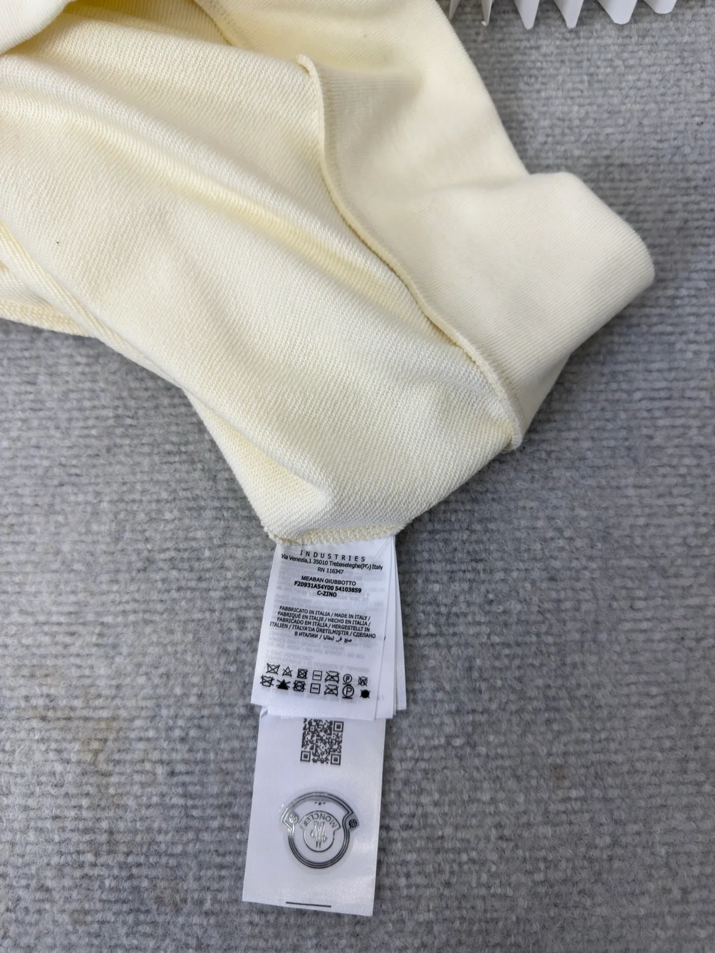 P370 Mouthless MONCLER Mouthless Embroidered Armband Sweatshirt is made of 380g brushed sweatshirt terry, and the fabric is brushed to make the surface feel softer and smoother. The thread is matched with 1*1 double yarn thread.  The embroidery uses 3D multi-dimensional embroidery, embellished with connected brand embroidered letters. The armband is made of sheepskin composite embroidery technology.  Made from soft cotton fleece, this sweatshirt is suitable for all seasons. Round neck design, embellished with logo embroidery, inspired by college baseball uniforms. Made of cotton fleece Crew neck Logo embossed and embroidered Sizes S M L XL