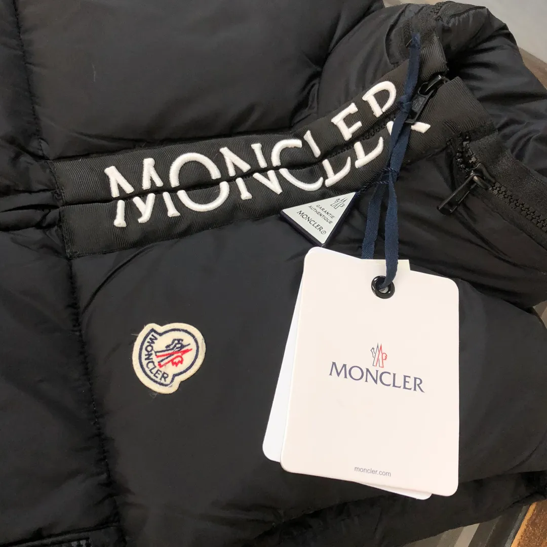 P680 🔥Moncler 24 autumn and winter latest style! Fashionable down vest! Down vest! Hat can be hidden! The 100% cotton fabric selected from customers has extremely superior waterproof and breathable properties, and the fabric feels very soft, smooth and shiny! The inner filling is 90% white duck down, which has excellent fluffiness and resilience, and its cold-proof performance is unquestionable! Zipper pulls with customer-supplied brand letters engraved on them show off the aura of big brands everywhere, and they look good no matter how simple and elegant you wear them! Lightweight, convenient and warm, it can be paired with sweaters or sweatshirts! Fashionable and versatile ❤️ Color: black white Size: 12345 (M～3xl)