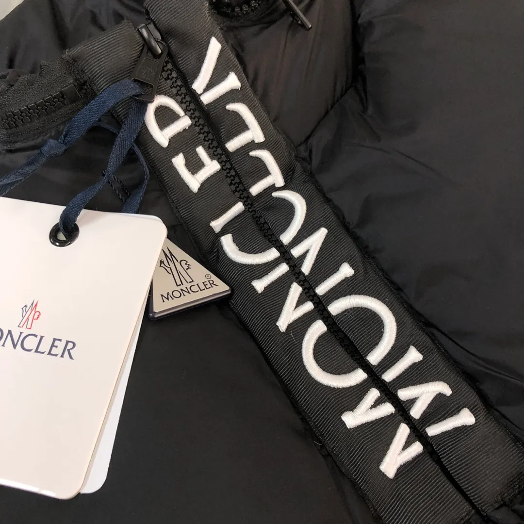 P680 🔥Moncler 24 autumn and winter latest style! Fashionable down vest! Down vest! Hat can be hidden! The 100% cotton fabric selected from customers has extremely superior waterproof and breathable properties, and the fabric feels very soft, smooth and shiny! The inner filling is 90% white duck down, which has excellent fluffiness and resilience, and its cold-proof performance is unquestionable! Zipper pulls with customer-supplied brand letters engraved on them show off the aura of big brands everywhere, and they look good no matter how simple and elegant you wear them! Lightweight, convenient and warm, it can be paired with sweaters or sweatshirts! Fashionable and versatile ❤️ Color: black white Size: 12345 (M～3xl)