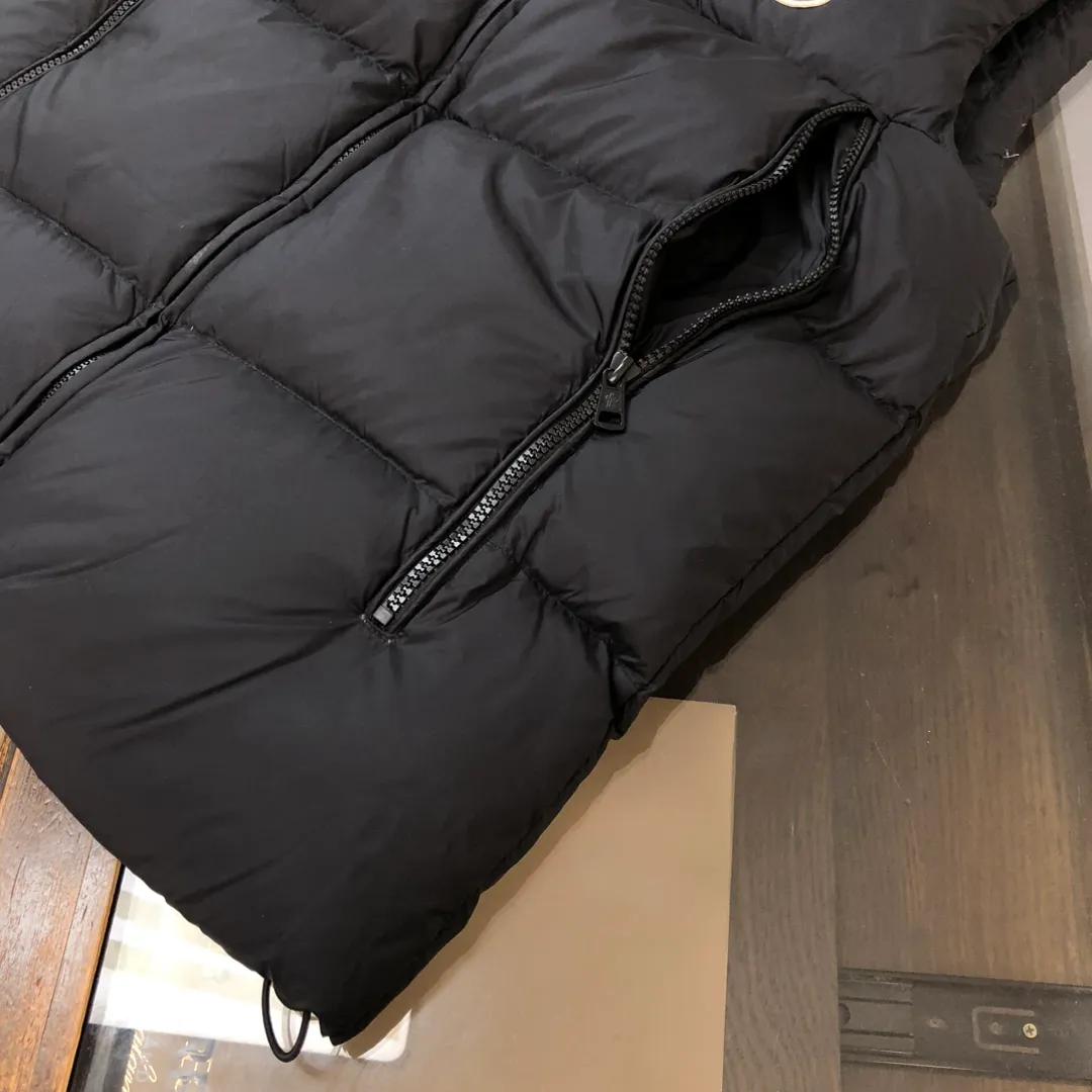 P680 🔥Moncler 24 autumn and winter latest style! Fashionable down vest! Down vest! Hat can be hidden! The 100% cotton fabric selected from customers has extremely superior waterproof and breathable properties, and the fabric feels very soft, smooth and shiny! The inner filling is 90% white duck down, which has excellent fluffiness and resilience, and its cold-proof performance is unquestionable! Zipper pulls with customer-supplied brand letters engraved on them show off the aura of big brands everywhere, and they look good no matter how simple and elegant you wear them! Lightweight, convenient and warm, it can be paired with sweaters or sweatshirts! Fashionable and versatile ❤️ Color: black white Size: 12345 (M～3xl)