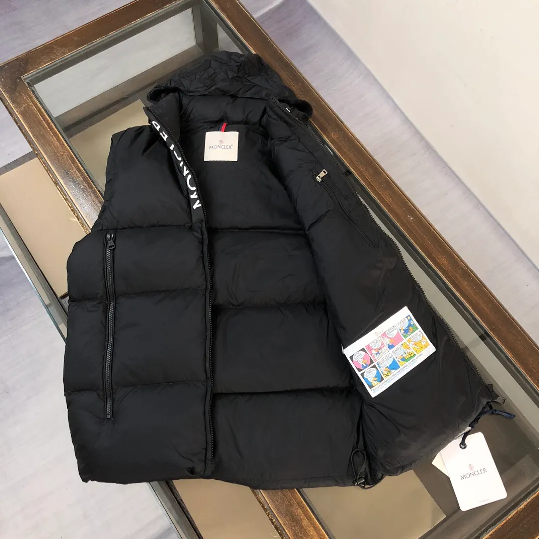 P680 🔥Moncler 24 autumn and winter latest style! Fashionable down vest! Down vest! Hat can be hidden! The 100% cotton fabric selected from customers has extremely superior waterproof and breathable properties, and the fabric feels very soft, smooth and shiny! The inner filling is 90% white duck down, which has excellent fluffiness and resilience, and its cold-proof performance is unquestionable! Zipper pulls with customer-supplied brand letters engraved on them show off the aura of big brands everywhere, and they look good no matter how simple and elegant you wear them! Lightweight, convenient and warm, it can be paired with sweaters or sweatshirts! Fashionable and versatile ❤️ Color: black white Size: 12345 (M～3xl)