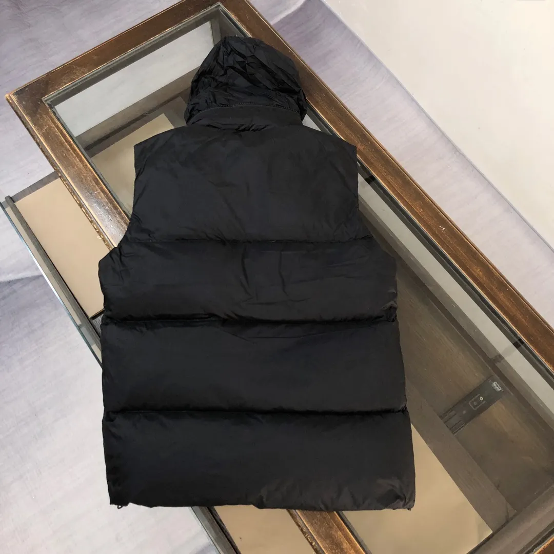 P680 🔥Moncler 24 autumn and winter latest style! Fashionable down vest! Down vest! Hat can be hidden! The 100% cotton fabric selected from customers has extremely superior waterproof and breathable properties, and the fabric feels very soft, smooth and shiny! The inner filling is 90% white duck down, which has excellent fluffiness and resilience, and its cold-proof performance is unquestionable! Zipper pulls with customer-supplied brand letters engraved on them show off the aura of big brands everywhere, and they look good no matter how simple and elegant you wear them! Lightweight, convenient and warm, it can be paired with sweaters or sweatshirts! Fashionable and versatile ❤️ Color: black white Size: 12345 (M～3xl)