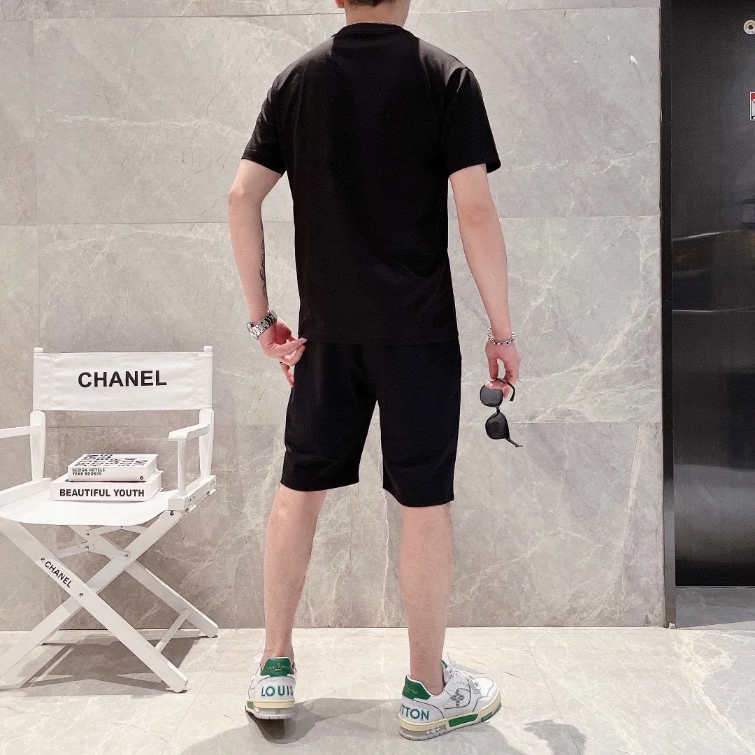 P280 Brand [MONCLER] 2025 new men’s short-sleeved shorts suit! Synchronous sales on the official website! High-end version on the market! It feels delicate and soft! Make you more comfortable to wear! The draped silhouette is awesome! Size: M-5XL (please state your height and weight when placing an order)