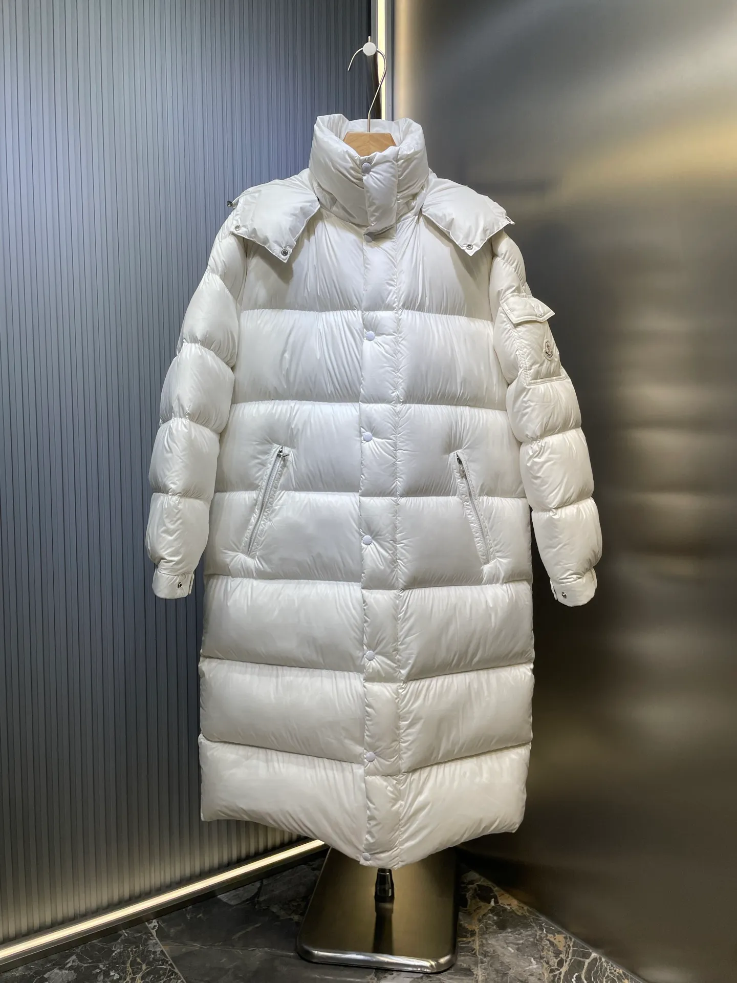 P1180 Moncler 🌟Maya matte long fabric is made of the original longue saison nylon material, which effectively blocks wind and rain and keeps the interior dry and comfortable. Comfortable and wind resistant. The inner filling is made of high-quality national standard 90 white goose down, which has light fluffiness and excellent thermal insulation performance. Quilting design, classic rectangular texture, a quilting process that can not only fix down to prevent it from running away, but is also an important decorative element. Stitching technology is very important, fine stitches can better lock the velvet. The internal washing label N is equipped with an anti-counterfeiting chip and a built-in sensor to verify the authenticity. It is detachable with buckles and can be adjusted with drawstrings at the hem and cuffs. The hardware accessories are unified to restore the original zippers, using YKK brand zippers for smoother and more durable buckles, windproof design ribs on the cuffs and hem, and adjustable drawstrings. Custom woven and dyed, no color difference from the original. Perfect restoration of ingenious craftsmanship, complete three standards, customized accessories size: 12345