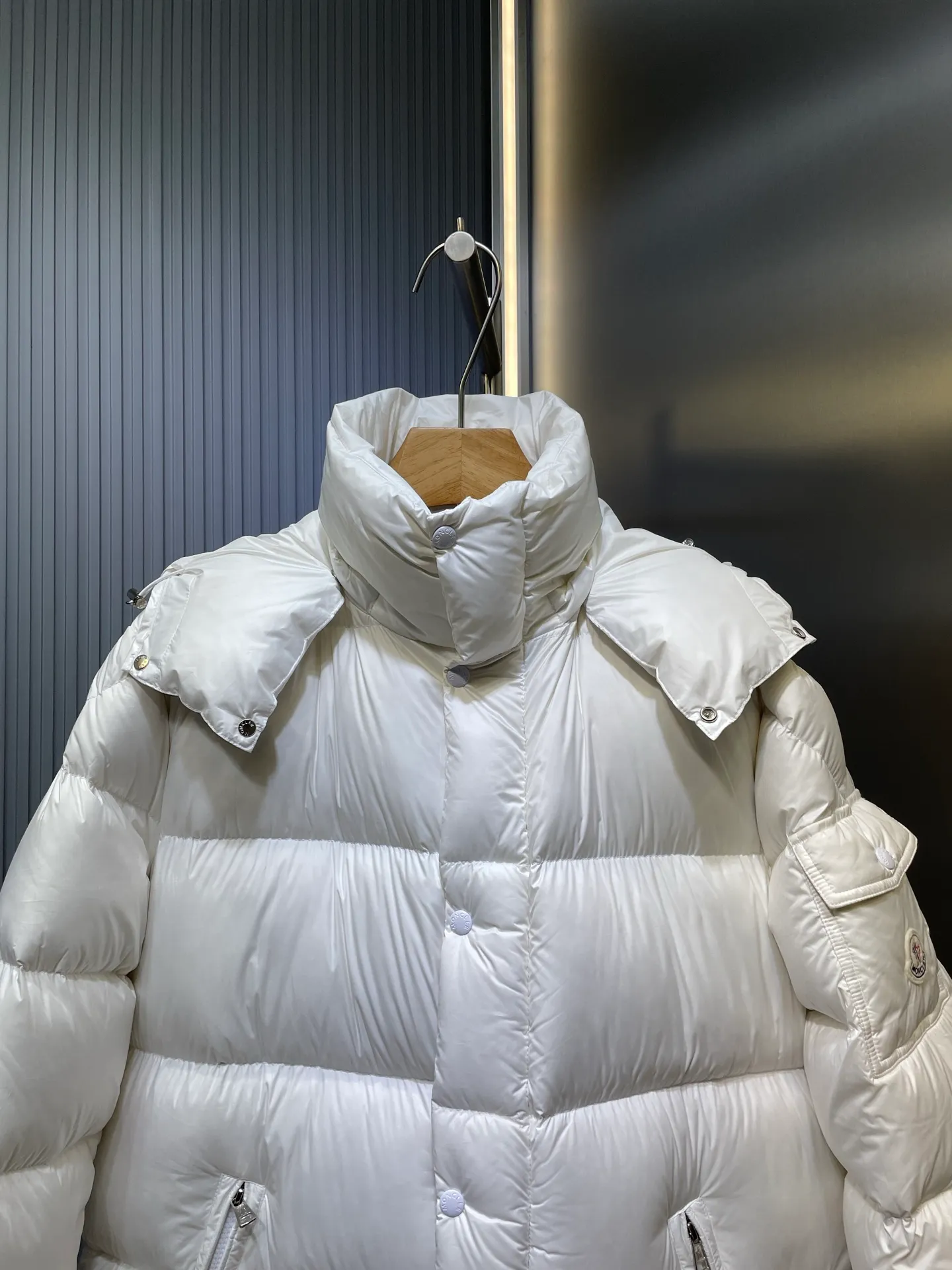 P1180 Moncler 🌟Maya matte long fabric is made of the original longue saison nylon material, which effectively blocks wind and rain and keeps the interior dry and comfortable. Comfortable and wind resistant. The inner filling is made of high-quality national standard 90 white goose down, which has light fluffiness and excellent thermal insulation performance. Quilting design, classic rectangular texture, a quilting process that can not only fix down to prevent it from running away, but is also an important decorative element. Stitching technology is very important, fine stitches can better lock the velvet. The internal washing label N is equipped with an anti-counterfeiting chip and a built-in sensor to verify the authenticity. It is detachable with buckles and can be adjusted with drawstrings at the hem and cuffs. The hardware accessories are unified to restore the original zippers, using YKK brand zippers for smoother and more durable buckles, windproof design ribs on the cuffs and hem, and adjustable drawstrings. Custom woven and dyed, no color difference from the original. Perfect restoration of ingenious craftsmanship, complete three standards, customized accessories size: 12345