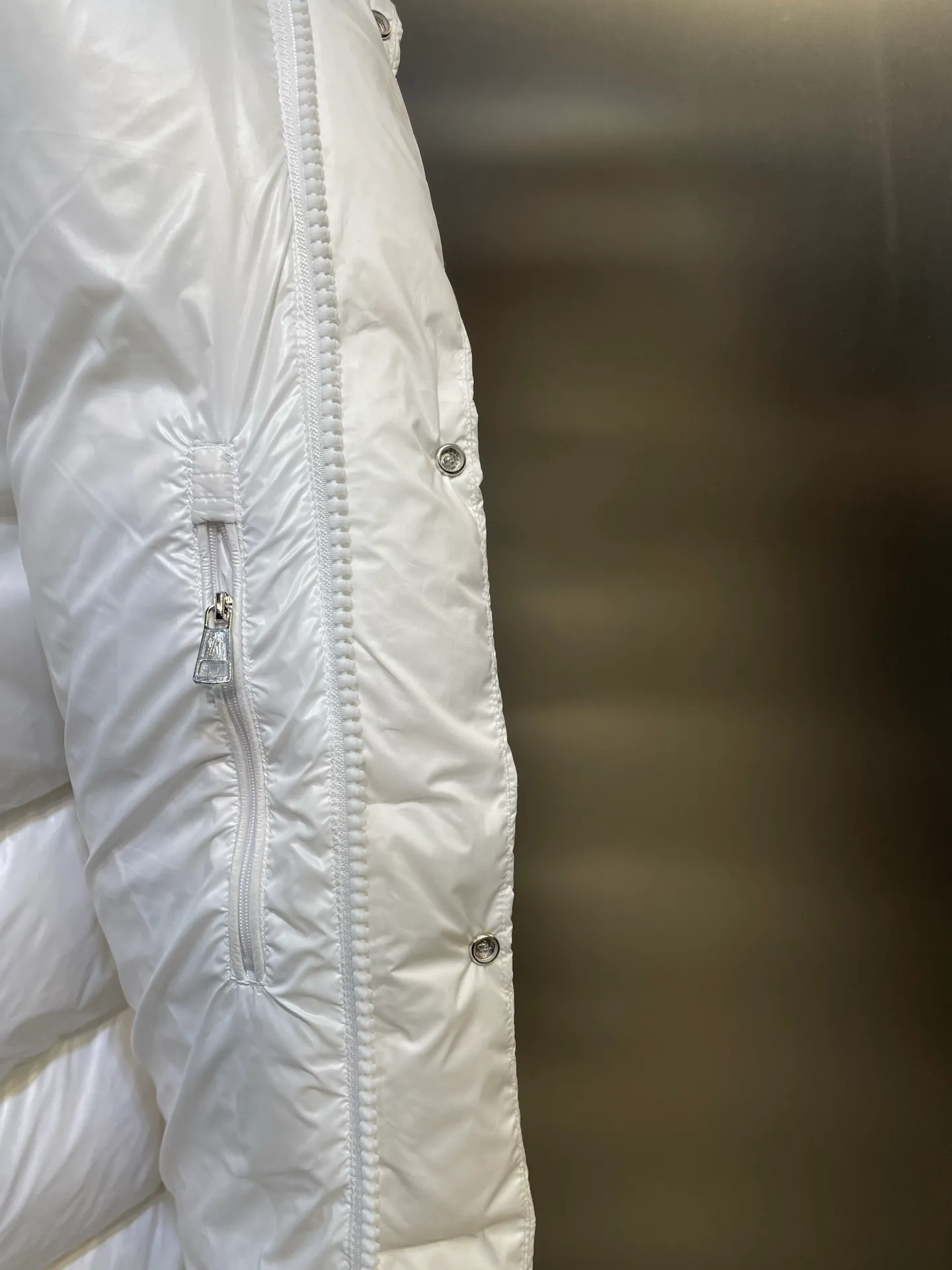 P1180 Moncler 🌟Maya matte long fabric is made of the original longue saison nylon material, which effectively blocks wind and rain and keeps the interior dry and comfortable. Comfortable and wind resistant. The inner filling is made of high-quality national standard 90 white goose down, which has light fluffiness and excellent thermal insulation performance. Quilting design, classic rectangular texture, a quilting process that can not only fix down to prevent it from running away, but is also an important decorative element. Stitching technology is very important, fine stitches can better lock the velvet. The internal washing label N is equipped with an anti-counterfeiting chip and a built-in sensor to verify the authenticity. It is detachable with buckles and can be adjusted with drawstrings at the hem and cuffs. The hardware accessories are unified to restore the original zippers, using YKK brand zippers for smoother and more durable buckles, windproof design ribs on the cuffs and hem, and adjustable drawstrings. Custom woven and dyed, no color difference from the original. Perfect restoration of ingenious craftsmanship, complete three standards, customized accessories size: 12345