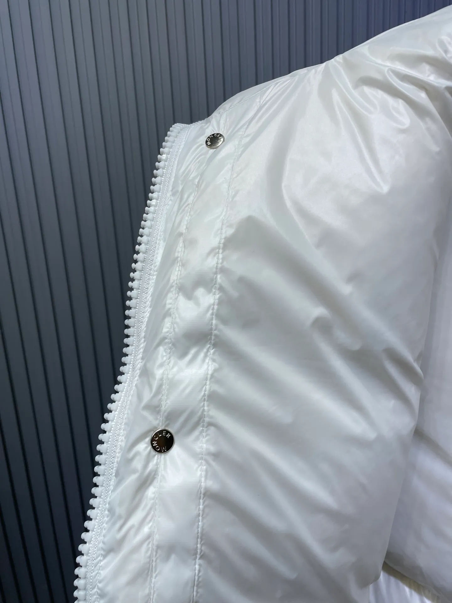 P1180 Moncler 🌟Maya matte long fabric is made of the original longue saison nylon material, which effectively blocks wind and rain and keeps the interior dry and comfortable. Comfortable and wind resistant. The inner filling is made of high-quality national standard 90 white goose down, which has light fluffiness and excellent thermal insulation performance. Quilting design, classic rectangular texture, a quilting process that can not only fix down to prevent it from running away, but is also an important decorative element. Stitching technology is very important, fine stitches can better lock the velvet. The internal washing label N is equipped with an anti-counterfeiting chip and a built-in sensor to verify the authenticity. It is detachable with buckles and can be adjusted with drawstrings at the hem and cuffs. The hardware accessories are unified to restore the original zippers, using YKK brand zippers for smoother and more durable buckles, windproof design ribs on the cuffs and hem, and adjustable drawstrings. Custom woven and dyed, no color difference from the original. Perfect restoration of ingenious craftsmanship, complete three standards, customized accessories size: 12345
