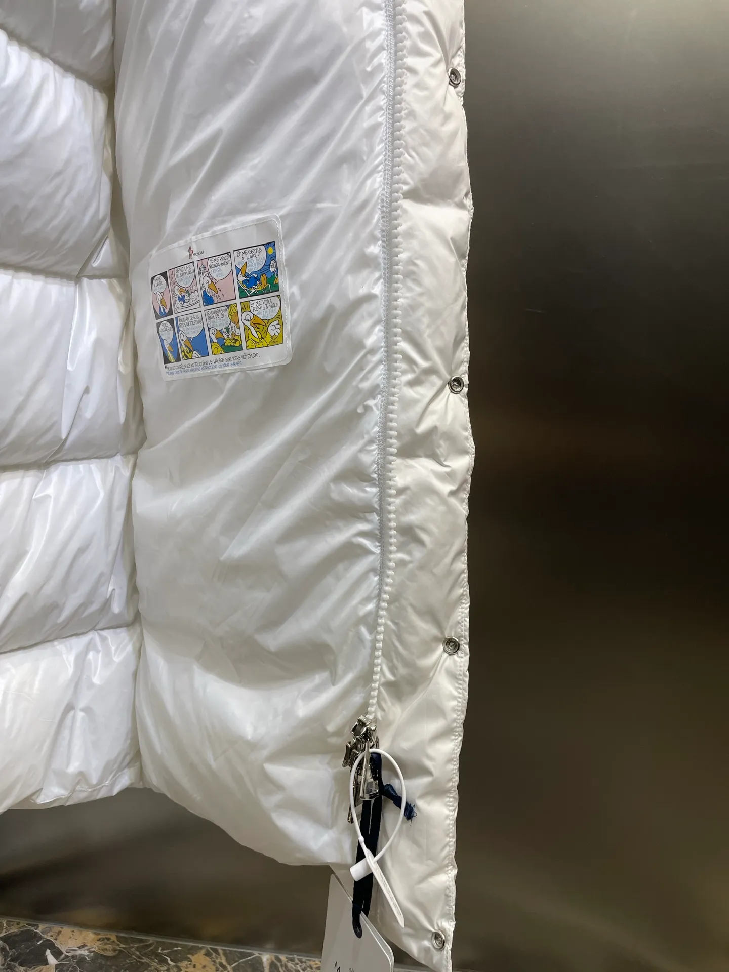 P1180 Moncler 🌟Maya matte long fabric is made of the original longue saison nylon material, which effectively blocks wind and rain and keeps the interior dry and comfortable. Comfortable and wind resistant. The inner filling is made of high-quality national standard 90 white goose down, which has light fluffiness and excellent thermal insulation performance. Quilting design, classic rectangular texture, a quilting process that can not only fix down to prevent it from running away, but is also an important decorative element. Stitching technology is very important, fine stitches can better lock the velvet. The internal washing label N is equipped with an anti-counterfeiting chip and a built-in sensor to verify the authenticity. It is detachable with buckles and can be adjusted with drawstrings at the hem and cuffs. The hardware accessories are unified to restore the original zippers, using YKK brand zippers for smoother and more durable buckles, windproof design ribs on the cuffs and hem, and adjustable drawstrings. Custom woven and dyed, no color difference from the original. Perfect restoration of ingenious craftsmanship, complete three standards, customized accessories size: 12345