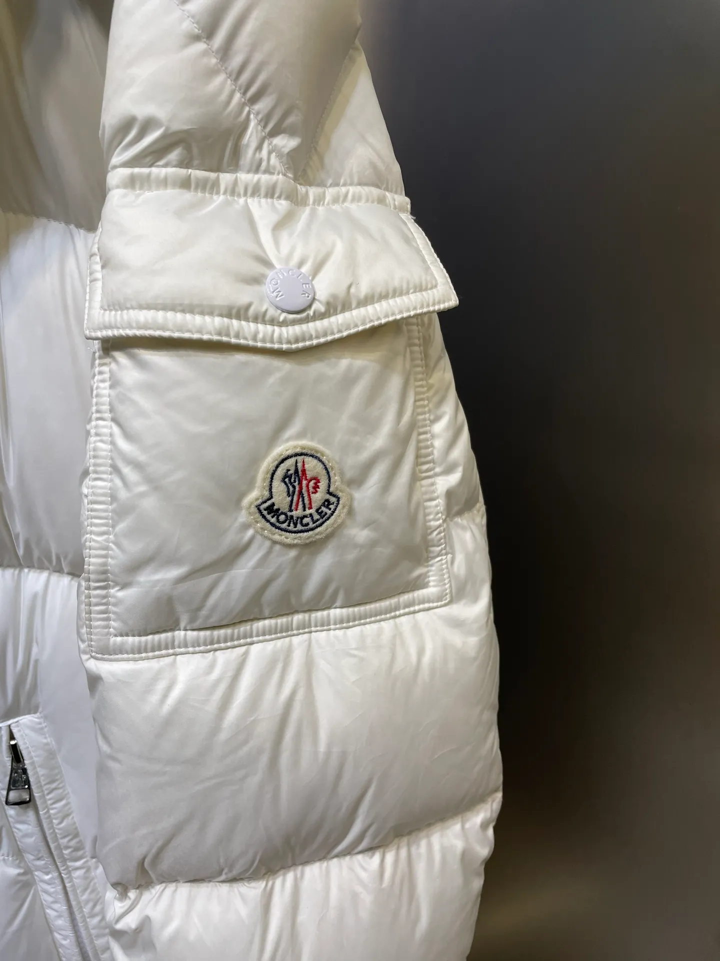 P1180 Moncler 🌟Maya matte long fabric is made of the original longue saison nylon material, which effectively blocks wind and rain and keeps the interior dry and comfortable. Comfortable and wind resistant. The inner filling is made of high-quality national standard 90 white goose down, which has light fluffiness and excellent thermal insulation performance. Quilting design, classic rectangular texture, a quilting process that can not only fix down to prevent it from running away, but is also an important decorative element. Stitching technology is very important, fine stitches can better lock the velvet. The internal washing label N is equipped with an anti-counterfeiting chip and a built-in sensor to verify the authenticity. It is detachable with buckles and can be adjusted with drawstrings at the hem and cuffs. The hardware accessories are unified to restore the original zippers, using YKK brand zippers for smoother and more durable buckles, windproof design ribs on the cuffs and hem, and adjustable drawstrings. Custom woven and dyed, no color difference from the original. Perfect restoration of ingenious craftsmanship, complete three standards, customized accessories size: 12345