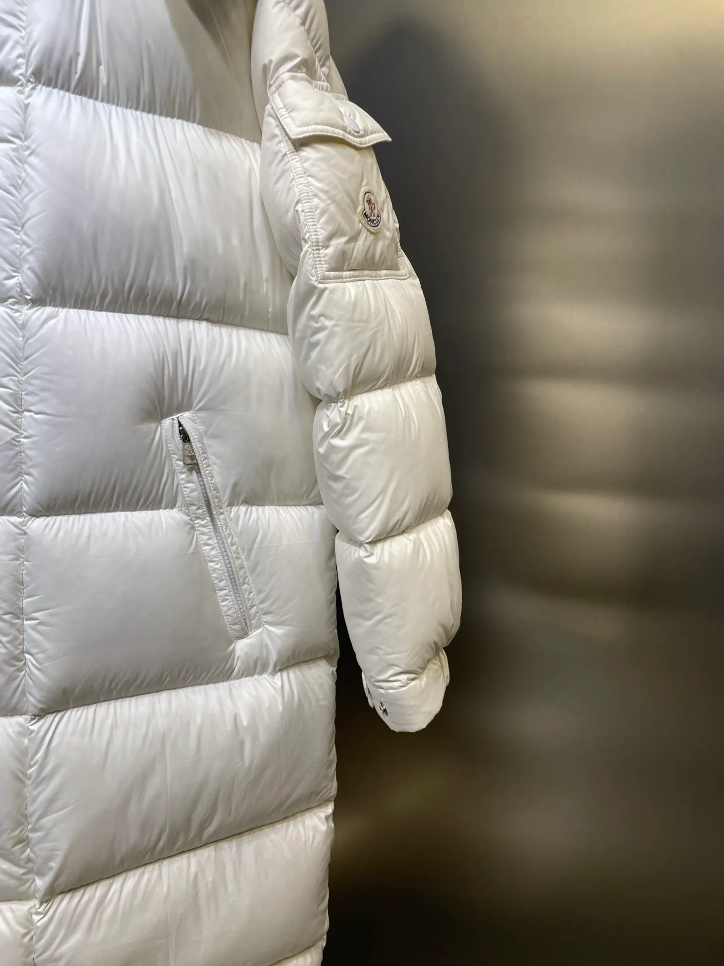 P1180 Moncler 🌟Maya matte long fabric is made of the original longue saison nylon material, which effectively blocks wind and rain and keeps the interior dry and comfortable. Comfortable and wind resistant. The inner filling is made of high-quality national standard 90 white goose down, which has light fluffiness and excellent thermal insulation performance. Quilting design, classic rectangular texture, a quilting process that can not only fix down to prevent it from running away, but is also an important decorative element. Stitching technology is very important, fine stitches can better lock the velvet. The internal washing label N is equipped with an anti-counterfeiting chip and a built-in sensor to verify the authenticity. It is detachable with buckles and can be adjusted with drawstrings at the hem and cuffs. The hardware accessories are unified to restore the original zippers, using YKK brand zippers for smoother and more durable buckles, windproof design ribs on the cuffs and hem, and adjustable drawstrings. Custom woven and dyed, no color difference from the original. Perfect restoration of ingenious craftsmanship, complete three standards, customized accessories size: 12345