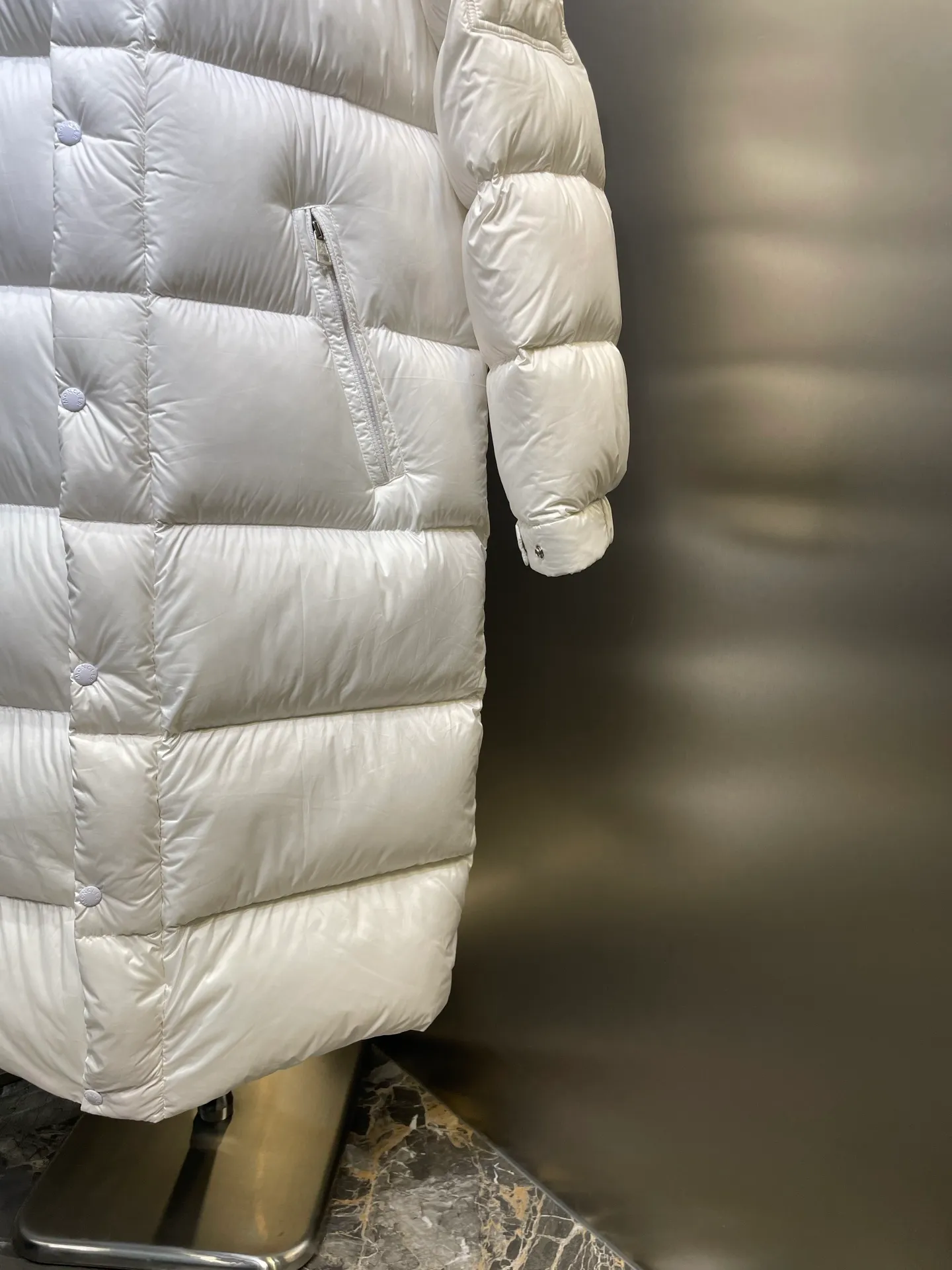 P1180 Moncler 🌟Maya matte long fabric is made of the original longue saison nylon material, which effectively blocks wind and rain and keeps the interior dry and comfortable. Comfortable and wind resistant. The inner filling is made of high-quality national standard 90 white goose down, which has light fluffiness and excellent thermal insulation performance. Quilting design, classic rectangular texture, a quilting process that can not only fix down to prevent it from running away, but is also an important decorative element. Stitching technology is very important, fine stitches can better lock the velvet. The internal washing label N is equipped with an anti-counterfeiting chip and a built-in sensor to verify the authenticity. It is detachable with buckles and can be adjusted with drawstrings at the hem and cuffs. The hardware accessories are unified to restore the original zippers, using YKK brand zippers for smoother and more durable buckles, windproof design ribs on the cuffs and hem, and adjustable drawstrings. Custom woven and dyed, no color difference from the original. Perfect restoration of ingenious craftsmanship, complete three standards, customized accessories size: 12345