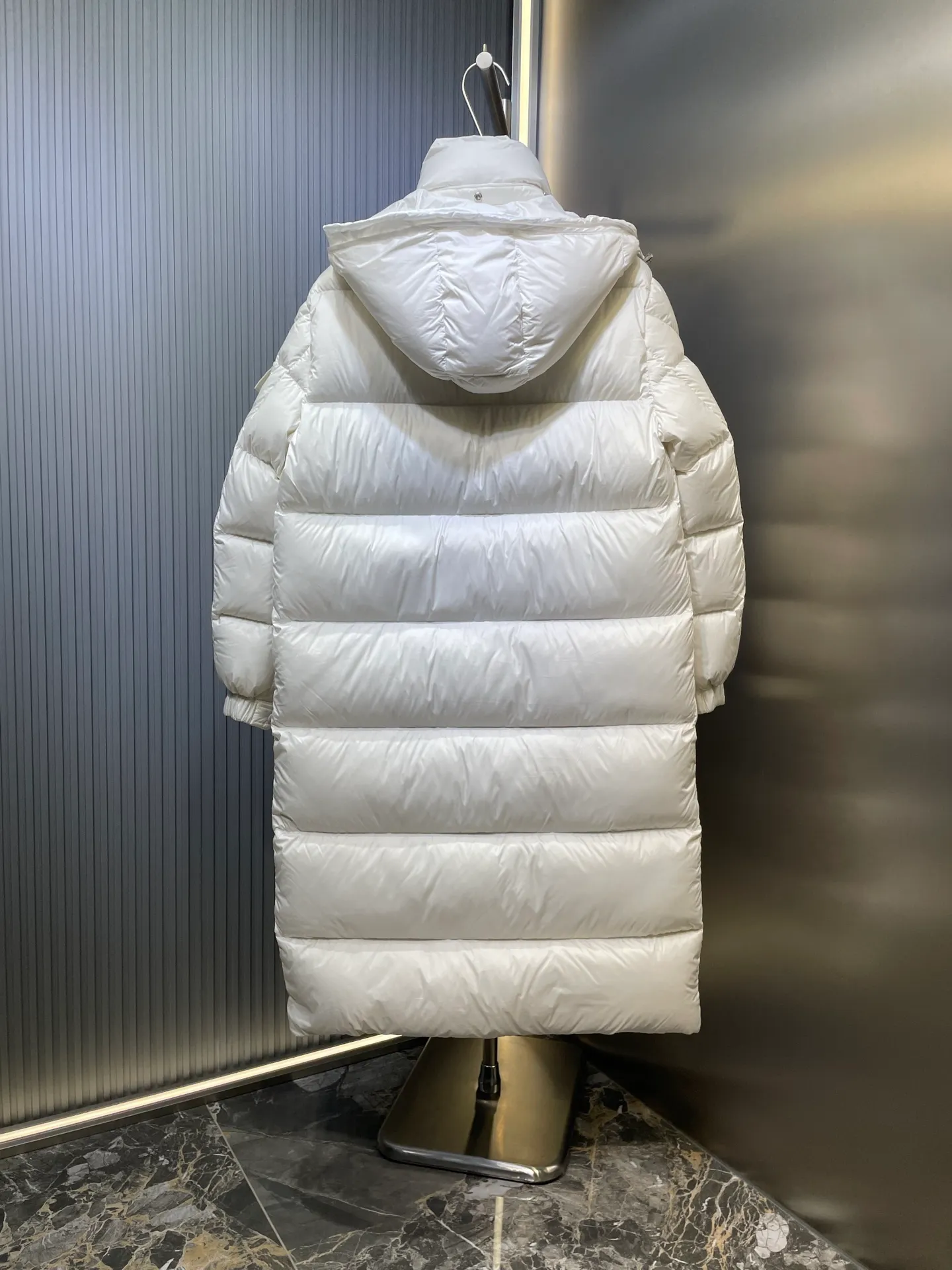 P1180 Moncler 🌟Maya matte long fabric is made of the original longue saison nylon material, which effectively blocks wind and rain and keeps the interior dry and comfortable. Comfortable and wind resistant. The inner filling is made of high-quality national standard 90 white goose down, which has light fluffiness and excellent thermal insulation performance. Quilting design, classic rectangular texture, a quilting process that can not only fix down to prevent it from running away, but is also an important decorative element. Stitching technology is very important, fine stitches can better lock the velvet. The internal washing label N is equipped with an anti-counterfeiting chip and a built-in sensor to verify the authenticity. It is detachable with buckles and can be adjusted with drawstrings at the hem and cuffs. The hardware accessories are unified to restore the original zippers, using YKK brand zippers for smoother and more durable buckles, windproof design ribs on the cuffs and hem, and adjustable drawstrings. Custom woven and dyed, no color difference from the original. Perfect restoration of ingenious craftsmanship, complete three standards, customized accessories size: 12345