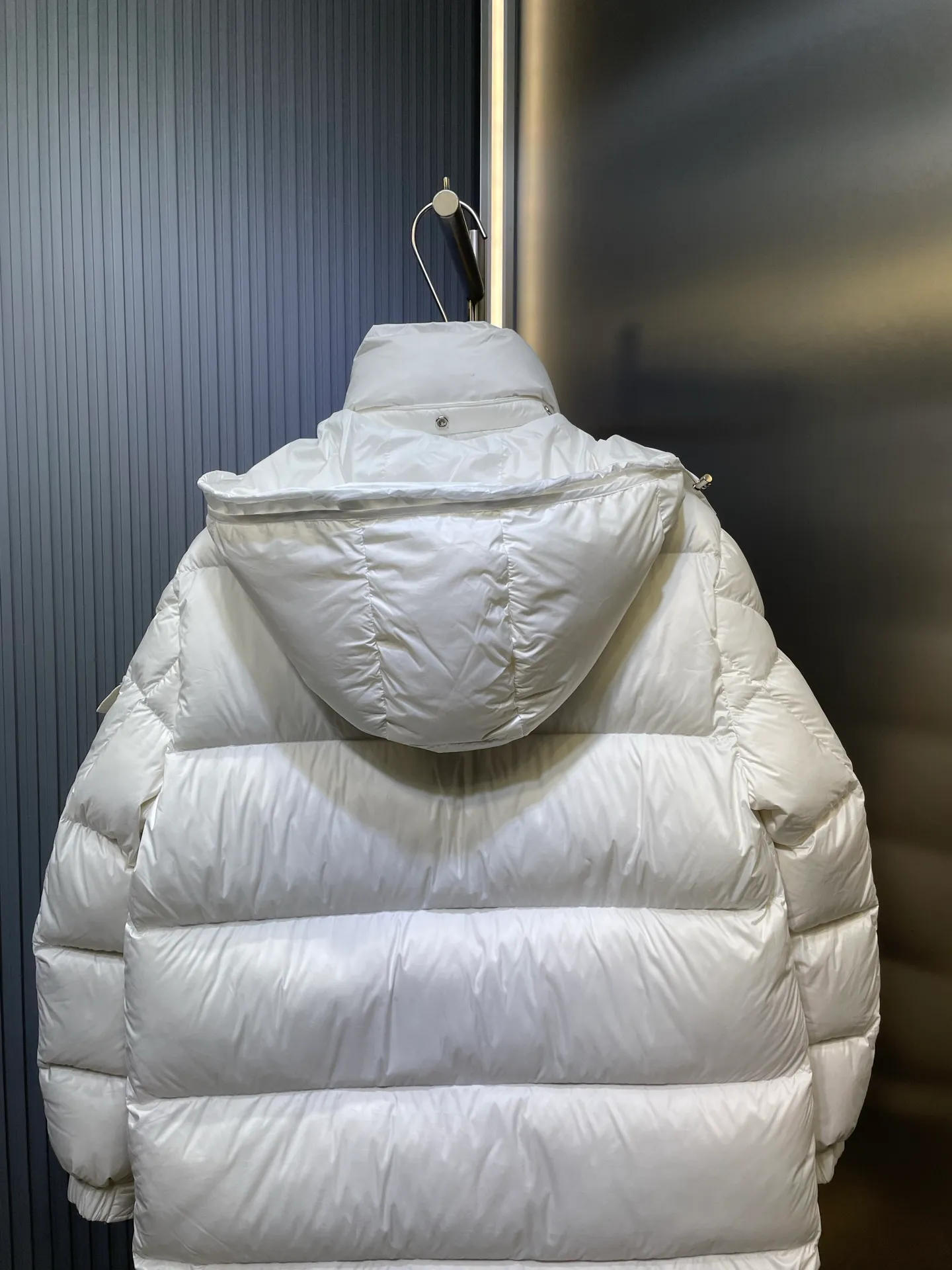 P1180 Moncler 🌟Maya matte long fabric is made of the original longue saison nylon material, which effectively blocks wind and rain and keeps the interior dry and comfortable. Comfortable and wind resistant. The inner filling is made of high-quality national standard 90 white goose down, which has light fluffiness and excellent thermal insulation performance. Quilting design, classic rectangular texture, a quilting process that can not only fix down to prevent it from running away, but is also an important decorative element. Stitching technology is very important, fine stitches can better lock the velvet. The internal washing label N is equipped with an anti-counterfeiting chip and a built-in sensor to verify the authenticity. It is detachable with buckles and can be adjusted with drawstrings at the hem and cuffs. The hardware accessories are unified to restore the original zippers, using YKK brand zippers for smoother and more durable buckles, windproof design ribs on the cuffs and hem, and adjustable drawstrings. Custom woven and dyed, no color difference from the original. Perfect restoration of ingenious craftsmanship, complete three standards, customized accessories size: 12345
