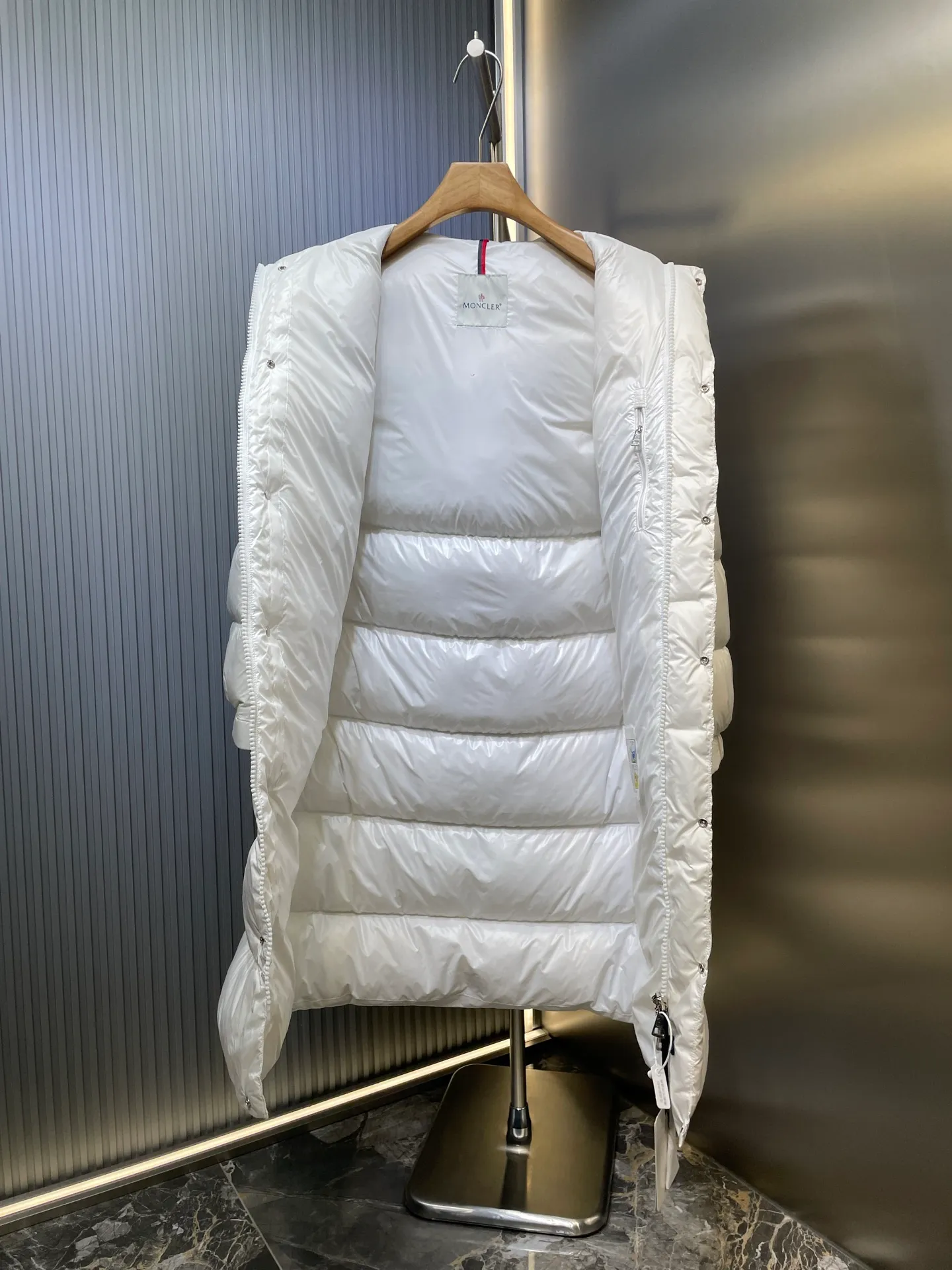 P1180 Moncler 🌟Maya matte long fabric is made of the original longue saison nylon material, which effectively blocks wind and rain and keeps the interior dry and comfortable. Comfortable and wind resistant. The inner filling is made of high-quality national standard 90 white goose down, which has light fluffiness and excellent thermal insulation performance. Quilting design, classic rectangular texture, a quilting process that can not only fix down to prevent it from running away, but is also an important decorative element. Stitching technology is very important, fine stitches can better lock the velvet. The internal washing label N is equipped with an anti-counterfeiting chip and a built-in sensor to verify the authenticity. It is detachable with buckles and can be adjusted with drawstrings at the hem and cuffs. The hardware accessories are unified to restore the original zippers, using YKK brand zippers for smoother and more durable buckles, windproof design ribs on the cuffs and hem, and adjustable drawstrings. Custom woven and dyed, no color difference from the original. Perfect restoration of ingenious craftsmanship, complete three standards, customized accessories size: 12345
