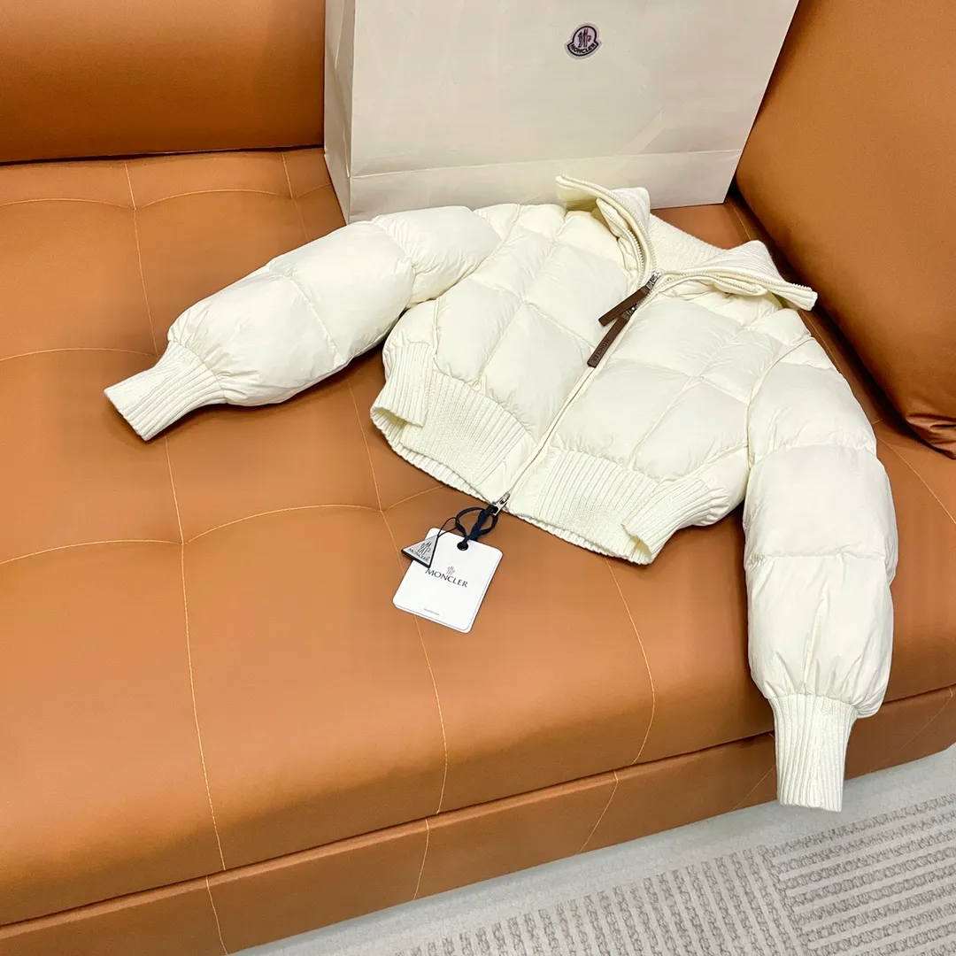 P900 Moncler➡️Mountain Mouth New Style🦢Goose Down Knit🧶Spliced ​​Down Jacket Jackets Women's MONCLER Moncler Meng Mouth Bursting Street New Product Design Fashionable and Versatile Comfortable Breathable Mouth Down Jacket~Supports NFC chip induction and is on sale simultaneously on the official website! This down jacket has a great sense of design and looks. You can buy it directly due to quality control. It’s a high-end product that you can’t go wrong with! Simple and elegant design ~ and engraved with 1ogo letters ~ the overall design makes this dress unique! It is made of imported technical fabrics and is filled with 90% white goose down. The texture and shape of the fabric are exquisite. You can feel its strong aura through the detailed pictures. It also has superior handsomeness and thermal insulation performance. It can be easily worn in various occasions! With polythermal insulation, you don’t have to worry about a little chill! The placket adopts a zipper design, which is both fashionable and functional. It not only highlights the shape but also keeps warm. The design makes the whole style more luxurious!