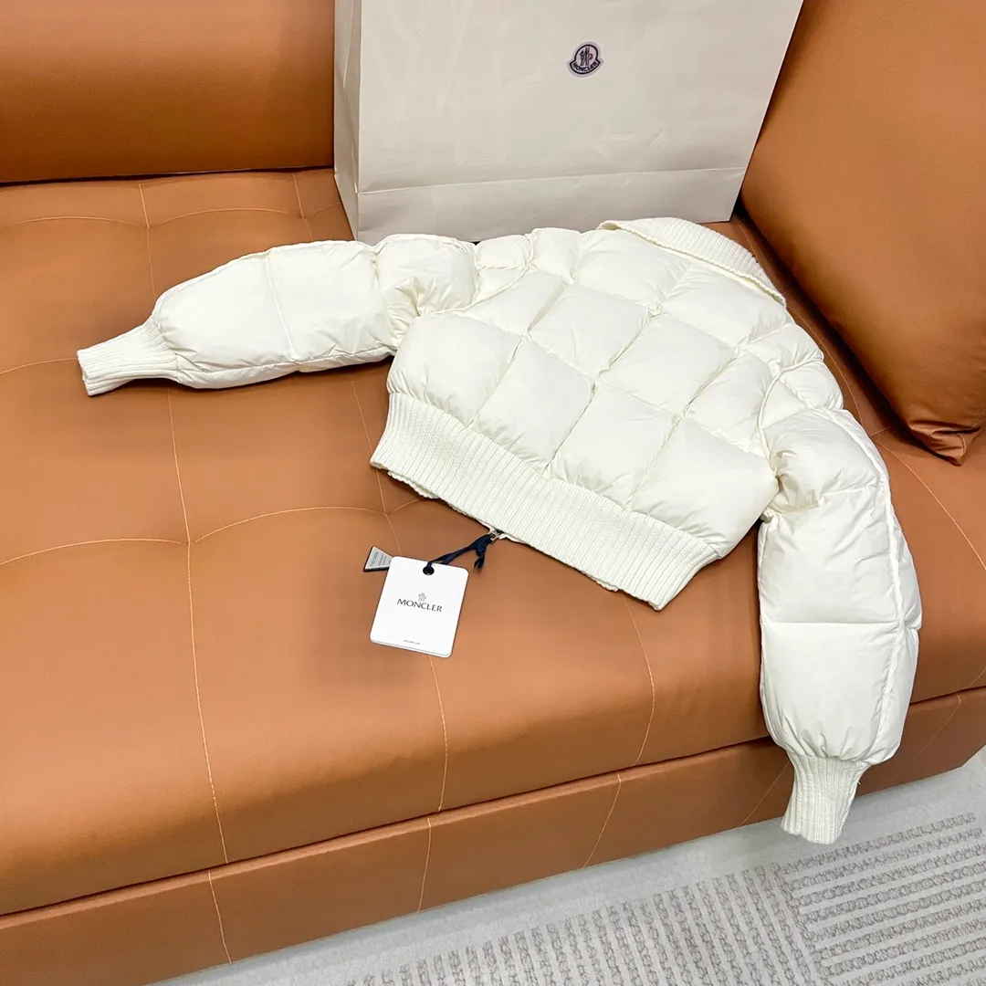P900 Moncler➡️Mountain Mouth New Style🦢Goose Down Knit🧶Spliced ​​Down Jacket Jackets Women's MONCLER Moncler Meng Mouth Bursting Street New Product Design Fashionable and Versatile Comfortable Breathable Mouth Down Jacket~Supports NFC chip induction and is on sale simultaneously on the official website! This down jacket has a great sense of design and looks. You can buy it directly due to quality control. It’s a high-end product that you can’t go wrong with! Simple and elegant design ~ and engraved with 1ogo letters ~ the overall design makes this dress unique! It is made of imported technical fabrics and is filled with 90% white goose down. The texture and shape of the fabric are exquisite. You can feel its strong aura through the detailed pictures. It also has superior handsomeness and thermal insulation performance. It can be easily worn in various occasions! With polythermal insulation, you don’t have to worry about a little chill! The placket adopts a zipper design, which is both fashionable and functional. It not only highlights the shape but also keeps warm. The design makes the whole style more luxurious!