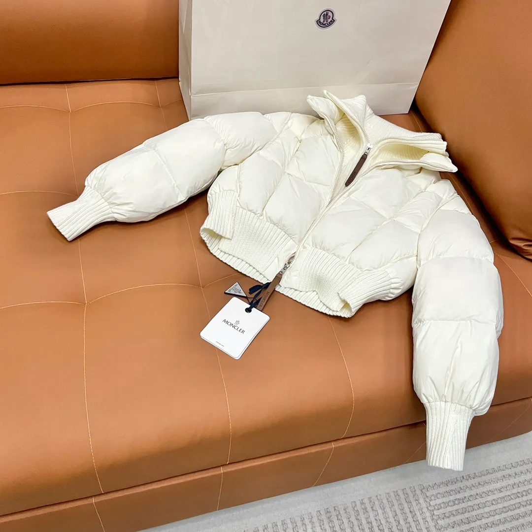 P900 Moncler➡️Mountain Mouth New Style🦢Goose Down Knit🧶Spliced ​​Down Jacket Jackets Women's MONCLER Moncler Meng Mouth Bursting Street New Product Design Fashionable and Versatile Comfortable Breathable Mouth Down Jacket~Supports NFC chip induction and is on sale simultaneously on the official website! This down jacket has a great sense of design and looks. You can buy it directly due to quality control. It’s a high-end product that you can’t go wrong with! Simple and elegant design ~ and engraved with 1ogo letters ~ the overall design makes this dress unique! It is made of imported technical fabrics and is filled with 90% white goose down. The texture and shape of the fabric are exquisite. You can feel its strong aura through the detailed pictures. It also has superior handsomeness and thermal insulation performance. It can be easily worn in various occasions! With polythermal insulation, you don’t have to worry about a little chill! The placket adopts a zipper design, which is both fashionable and functional. It not only highlights the shape but also keeps warm. The design makes the whole style more luxurious!