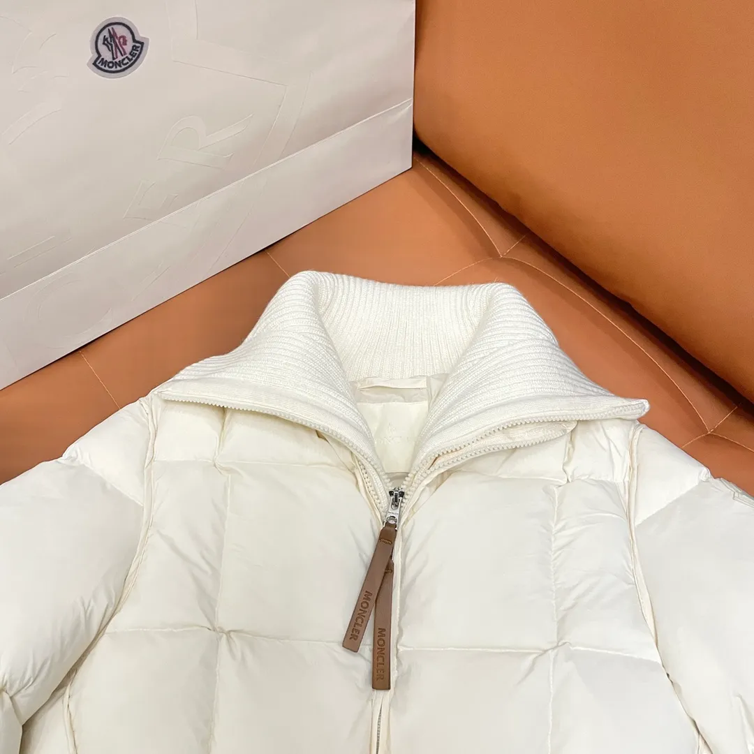 P900 Moncler➡️Mountain Mouth New Style🦢Goose Down Knit🧶Spliced ​​Down Jacket Jackets Women's MONCLER Moncler Meng Mouth Bursting Street New Product Design Fashionable and Versatile Comfortable Breathable Mouth Down Jacket~Supports NFC chip induction and is on sale simultaneously on the official website! This down jacket has a great sense of design and looks. You can buy it directly due to quality control. It’s a high-end product that you can’t go wrong with! Simple and elegant design ~ and engraved with 1ogo letters ~ the overall design makes this dress unique! It is made of imported technical fabrics and is filled with 90% white goose down. The texture and shape of the fabric are exquisite. You can feel its strong aura through the detailed pictures. It also has superior handsomeness and thermal insulation performance. It can be easily worn in various occasions! With polythermal insulation, you don’t have to worry about a little chill! The placket adopts a zipper design, which is both fashionable and functional. It not only highlights the shape but also keeps warm. The design makes the whole style more luxurious!
